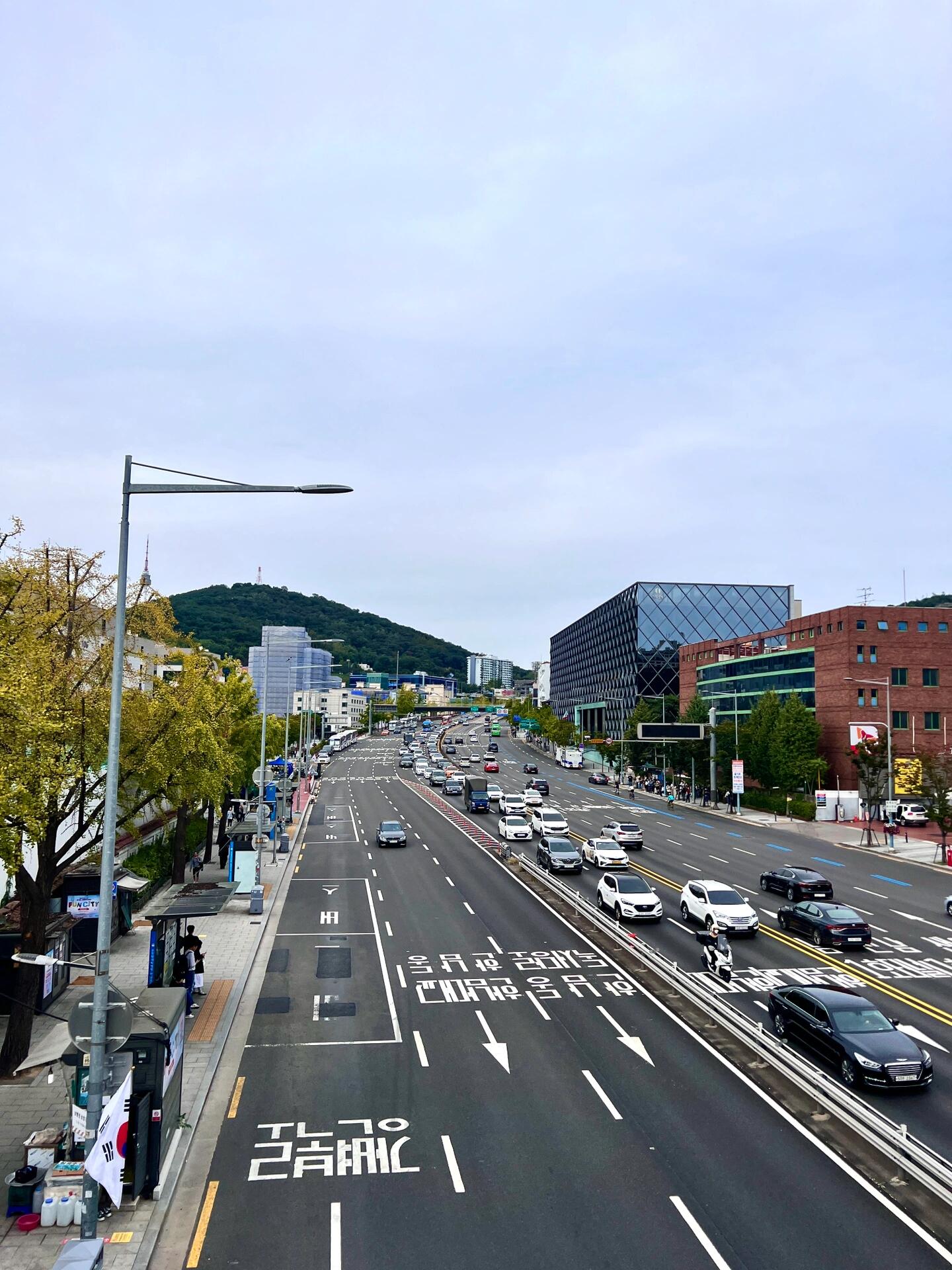 
                        和Jennie city walk～??韓國之行的第一站，我直奔新沙洞，為的就是一睹Jennie的海報墻！?? 成功捕獲了心儀的畫面，仿佛和Jennie一起漫步在城市間～夢想著某天能親眼見到Jennie的現(xiàn)場演出！?? #Jennie海報墻 #新沙洞林蔭美景 #韓國漢南洞風情