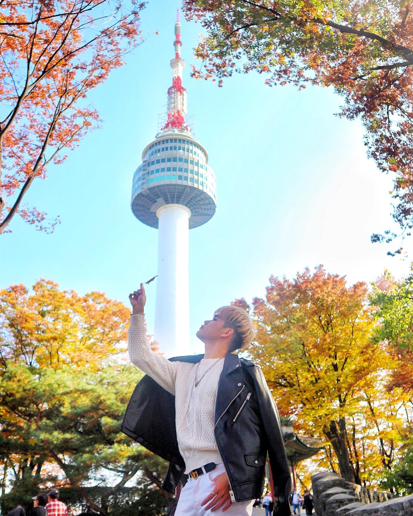 
                        韓劇迷必訪的浪漫地標(biāo)：南山首爾塔 N Seoul Tower??????追劇追到自己也想親臨其境？那你一定不能錯(cuò)過這個(gè)韓劇中的常客—南山首爾塔啦！??秋天的南山，簡(jiǎn)直是色彩斑斕的畫卷，樹葉的五彩斑斕讓每一張照片都美得像張明信片。不過，小提醒：這里游客超多，想要拍到美美的照片可能要費(fèi)點(diǎn)心思哦！??想要登上這座城市的浪漫之巔，有兩種方式：坐纜車或者選擇徒步攀登。大多數(shù)人會(huì)選擇輕松點(diǎn)的纜車，直接在纜車站購(gòu)票即可，建議買個(gè)來回票，更劃算。不過如果遇上人山人海，排隊(duì)的畫面也是頗有挑戰(zhàn)。如果你是個(gè)自然愛好者，不妨徒步下山，享受一路的叢林美景。而且，南山纜車服務(wù)到很晚哦，不用擔(dān)心時(shí)間問題。??很多人選擇下午四點(diǎn)左右上山，這樣一來，可以連續(xù)欣賞到日景、夕陽(yáng)和夜景的美麗變換。在南山塔，雖然活動(dòng)不多，但幾家咖啡館、游客中心的紀(jì)念品、付費(fèi)的凱蒂貓展覽和高級(jí)餐廳都足以讓你的旅程增色不少。???#首爾旅行 #首爾必拍 #南山首爾塔