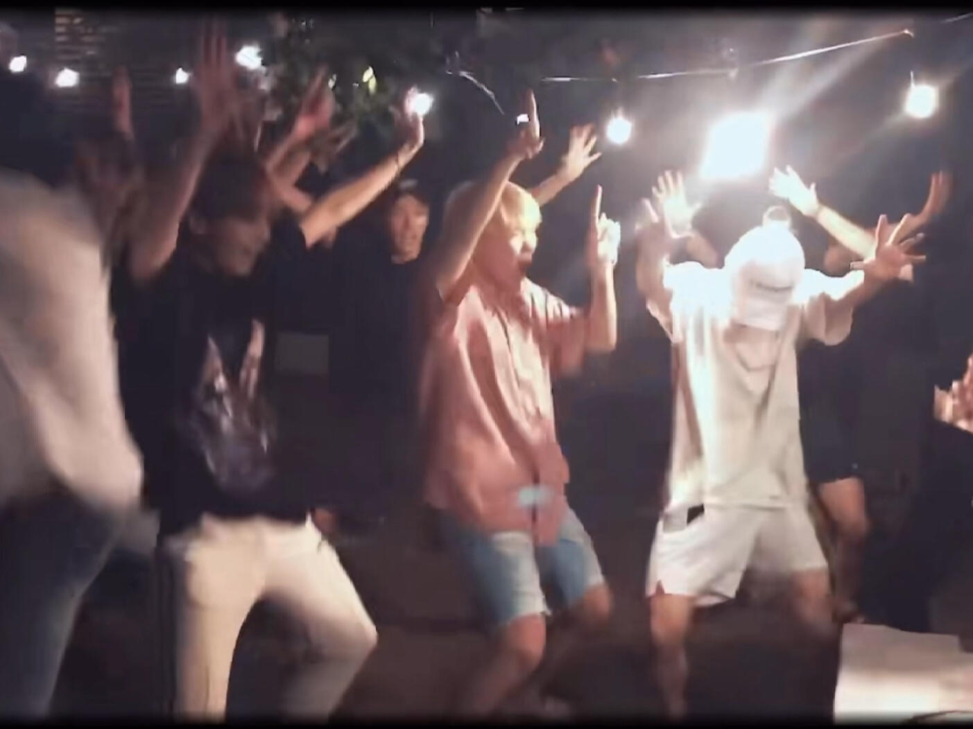 
                        圓佑自制MV 喜歡次人一起搞怪的樣子氛圍真的好棒呀 光是看著就會(huì)覺得幸福啊??最后二哥哥還陪著他們一起發(fā)瘋 好寵！！！??#SEVENTEEN #全圓佑 #Kpop #氛圍 #奇奇怪怪 #韓國(guó)