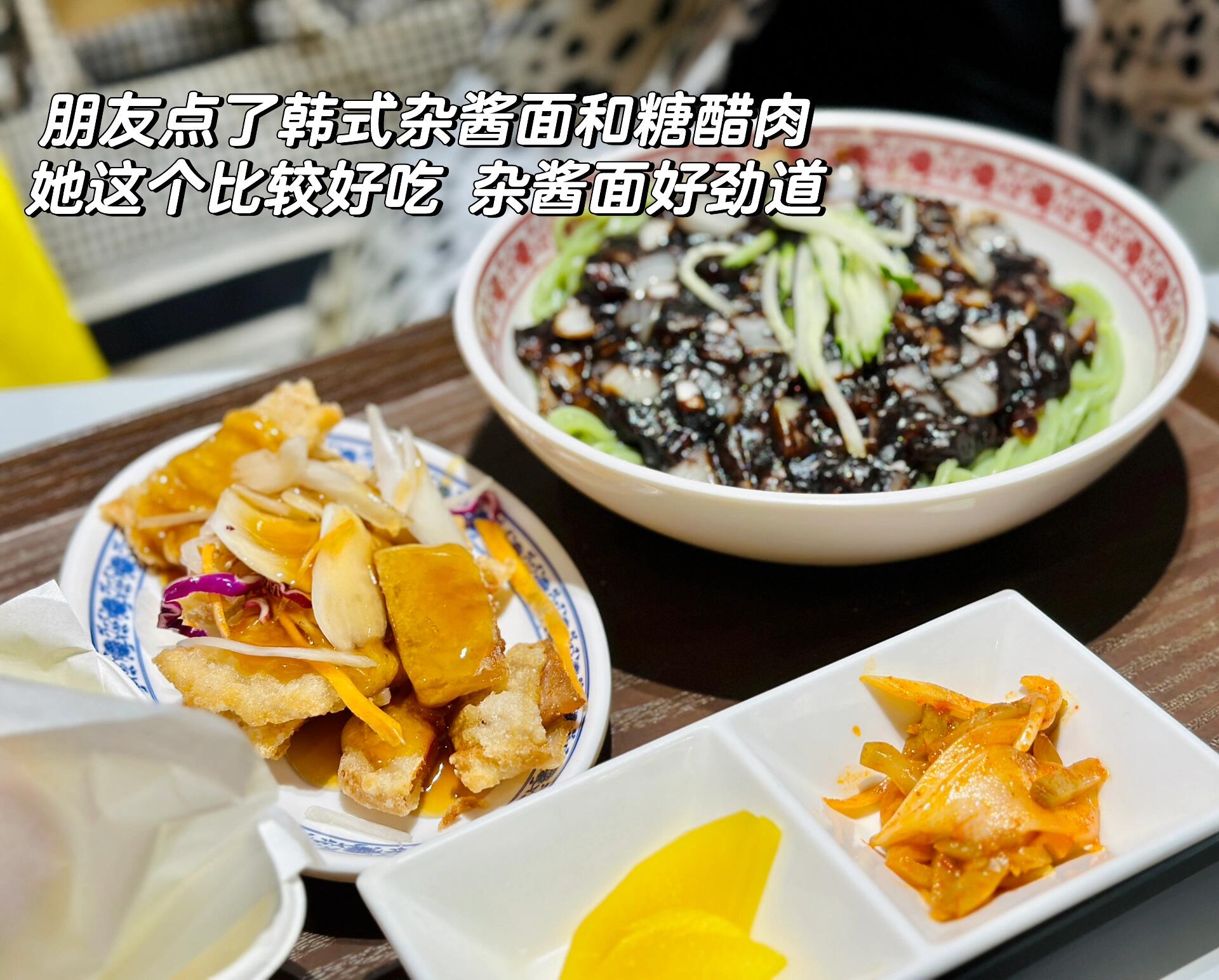 
                        ?????首爾購(gòu)物天堂? - 汝矣島現(xiàn)代百貨的時(shí)尚探寶之旅如果你在首爾只有半天的時(shí)間去購(gòu)物，又不想在戶外被烈日曬得汗流浹背，那么我強(qiáng)烈推薦你去汝矣島現(xiàn)代百貨！這是一個(gè)韓國(guó)新開的購(gòu)物中心，連當(dāng)?shù)厝硕汲瑦酃涞牡胤剑ぷ魅罩形缛肆鲃倓偤茫淦饋沓娣！咎降瓯刂浚???B2層匯集了韓國(guó)本土設(shè)計(jì)師的潮流品牌2??B1層是美食天堂，還有各種面包和咖啡店3??1樓有化妝品、香水和奢侈品牌4??2樓聚集了國(guó)際設(shè)計(jì)師品牌和買手店5??3樓是年輕時(shí)尚和運(yùn)動(dòng)品牌的集合地6??4樓以男士服飾、運(yùn)動(dòng)和戶外用品為主7??5樓主打兒童、家居和床上用品8??6樓有退稅服務(wù)、餐廳和bluebottle coffee對(duì)韓國(guó)設(shè)計(jì)師品牌情有獨(dú)鐘的你，直接去B2層慢慢享受。超火的品牌比如Martin Kim、Marithe（Jennie同款T恤）都超受歡迎。還有Thisisneverthat、Kirsh、Badblood、Depound、Kodak、Arket、casetify手機(jī)殼等等，品牌選擇多到讓人眼花繚亂。我個(gè)人超愛2樓，那里有AMI、小狐貍、Jil Sander、Lemaire、馬吉拉、GGDB等品牌。買手店如Ganni、Andersson Bell、Autry鞋子等，無論是Young Fashion還是輕奢品牌，選擇多到讓人停不下腳步。B1層有點(diǎn)像國(guó)內(nèi)的美食廣場(chǎng)，有中餐、韓餐、西餐等多種選擇，可以在機(jī)器上自助點(diǎn)單。如果沒有韓國(guó)電話卡，就去人工柜臺(tái)點(diǎn)餐，點(diǎn)完餐后，等叫號(hào)取餐就可以了。在韓國(guó)，用餐完畢后記得把餐盤帶到指定回收處。商場(chǎng)名稱：??? ?????營(yíng)業(yè)時(shí)間：10:30-20:30（注意：8點(diǎn)后很多店鋪就不能結(jié)賬了）地址：?? ???? ???? 108 ??? ??交通信息：地鐵5號(hào)線汝矣島站1號(hào)出口直行#韓國(guó)設(shè)計(jì)師 #首爾購(gòu)物天堂 #時(shí)尚探寶 #首爾時(shí)尚 #韓國(guó)潮牌 #首爾購(gòu)物攻略 #首爾時(shí)尚地標(biāo) #首爾美食探店 #韓國(guó)時(shí)尚 #首爾生活方式 #韓國(guó)潮流 #首爾購(gòu)物經(jīng)驗(yàn)分享 ????????