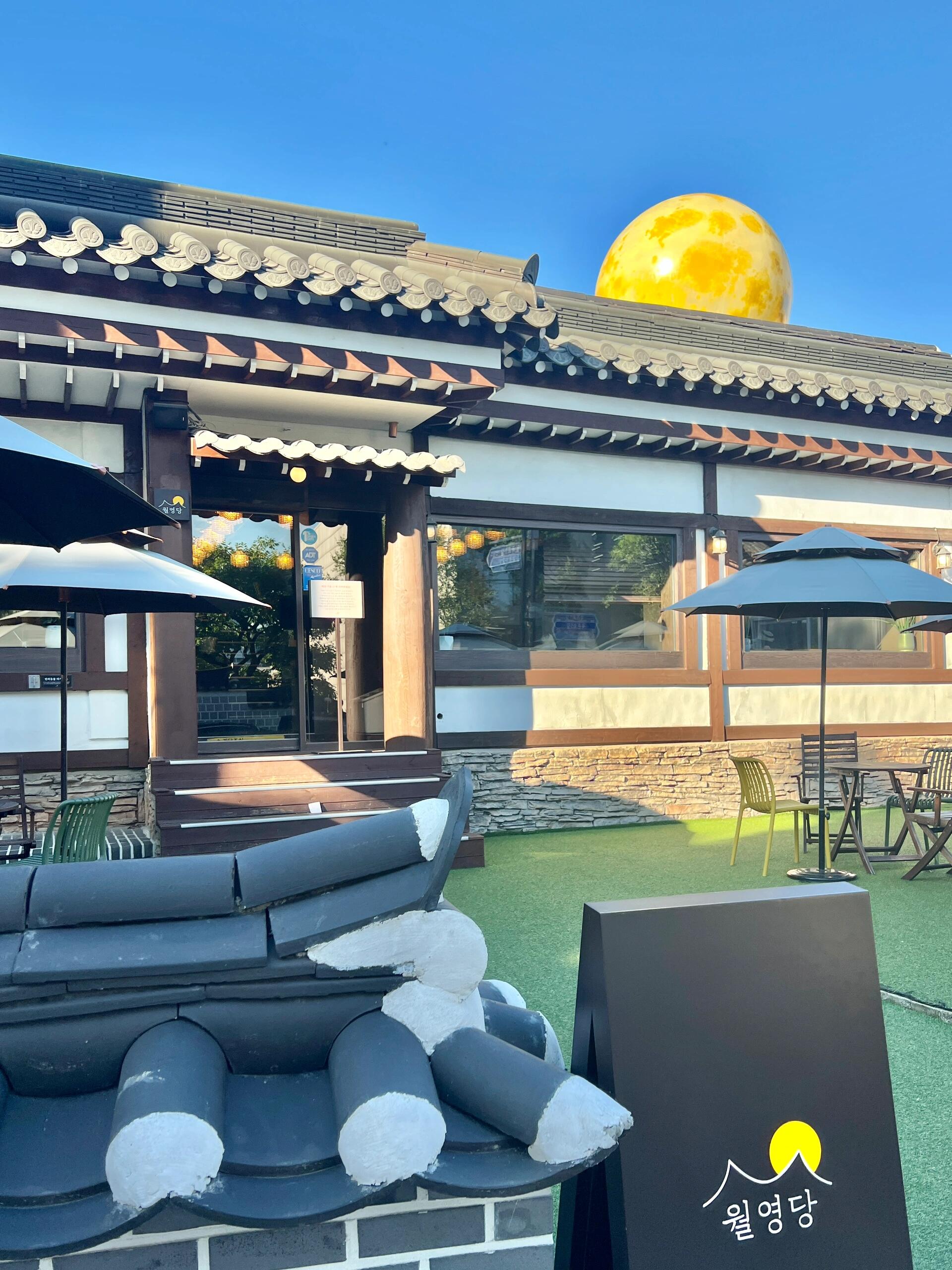 
                        ????韓國(guó)中秋旅游必打卡 | 滿月韓屋咖啡館??-三清洞，一個(gè)充滿傳統(tǒng)韓屋建筑的地方，青瓦房、石墻路，仿佛走進(jìn)了韓劇的場(chǎng)景。這里充滿了藝術(shù)氣息和悠閑的步調(diào)，就像都市中的世外桃源??-中秋月圓之夜，三清洞的韓屋主題咖啡館成為了當(dāng)?shù)厝说氖走x。在優(yōu)雅的氛圍中，品嘗美食，賞月，是一種別樣的體驗(yàn)??-今年中秋，我也來到了這家人氣爆棚的滿月韓屋咖啡館，提前預(yù)約了座位，準(zhǔn)備在這里度過一個(gè)美好的中秋夜晚??-這家咖啡館真的很棒，不僅可以領(lǐng)略韓屋的風(fēng)韻，還可以品嘗到美味的甜點(diǎn)，比如新鮮艾草制成的艾草年糕奶昔，口感超贊??-店老板在天臺(tái)上搭建了一個(gè)月亮造型，即使中秋那天天公不作美，也能拍出美美的滿月照片??-如果你也對(duì)這家咖啡館感興趣，來三清洞的時(shí)候不要忘記打卡哦！-??名稱：??? ????營(yíng)業(yè)時(shí)間：每天11:30 - 21:30??地址:?? ??? ???5? 62??交通:??? 5號(hào)出口附近/ 周邊景福宮-#韓國(guó)旅游 #留學(xué)韓國(guó) #韓國(guó)生活 #咖啡館#浪漫生活的記錄者 #三清洞 #韓國(guó)自由行#我在這里過中秋 #中秋賞月#北村咖啡館 #韓屋咖啡館 #韓國(guó)日常#三清洞咖啡 #安國(guó)站咖啡 #鐘路咖啡#首爾探店 #首爾景福宮韓服體驗(yàn) #滿月