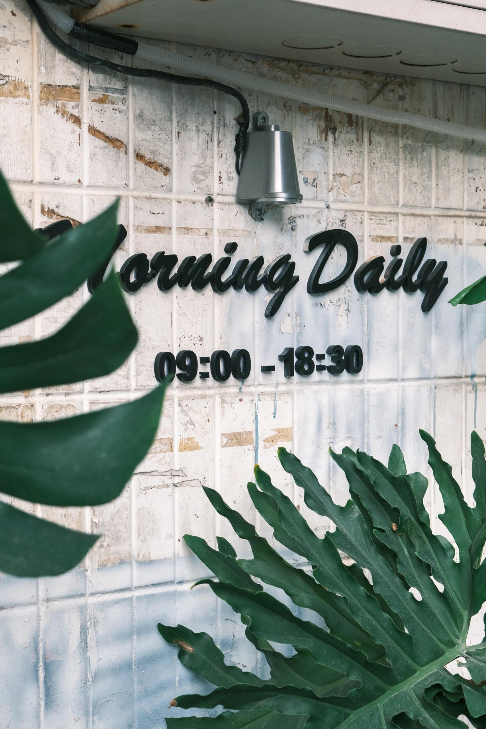 
                        佛山街頭拐角的小韓風(fēng)，陽(yáng)光早晨每一天?? morning daily? 佛山市禪城區(qū)鶯崗街1號(hào)首層3號(hào)鋪______________________[食有青年].???在佛山鶯崗小巷發(fā)現(xiàn)了這個(gè)小寶藏從老式士多改造成了充滿韓風(fēng)的小館???這里有咖啡、三文治還有下午茶從清晨chill到次日破曉??水泥墻面復(fù)古風(fēng)，超級(jí)好拍陽(yáng)光灑落的午后，美好如畫.今天的美味order??????1?? 鮮果華夫餅，莓好滋味2?? 甜咸貝果，雙重享受3?? 草莓抹茶牛乳，甜蜜相遇4?? 柿子熟了拿鐵，秋意溫暖.?推薦晨光中或午間前來體驗(yàn)..#梨泰院風(fēng)情 #周末探店 #跟我來探店 #佛山探店 #佛山 #寶藏甜品店分享 #韓風(fēng)小館 ?????