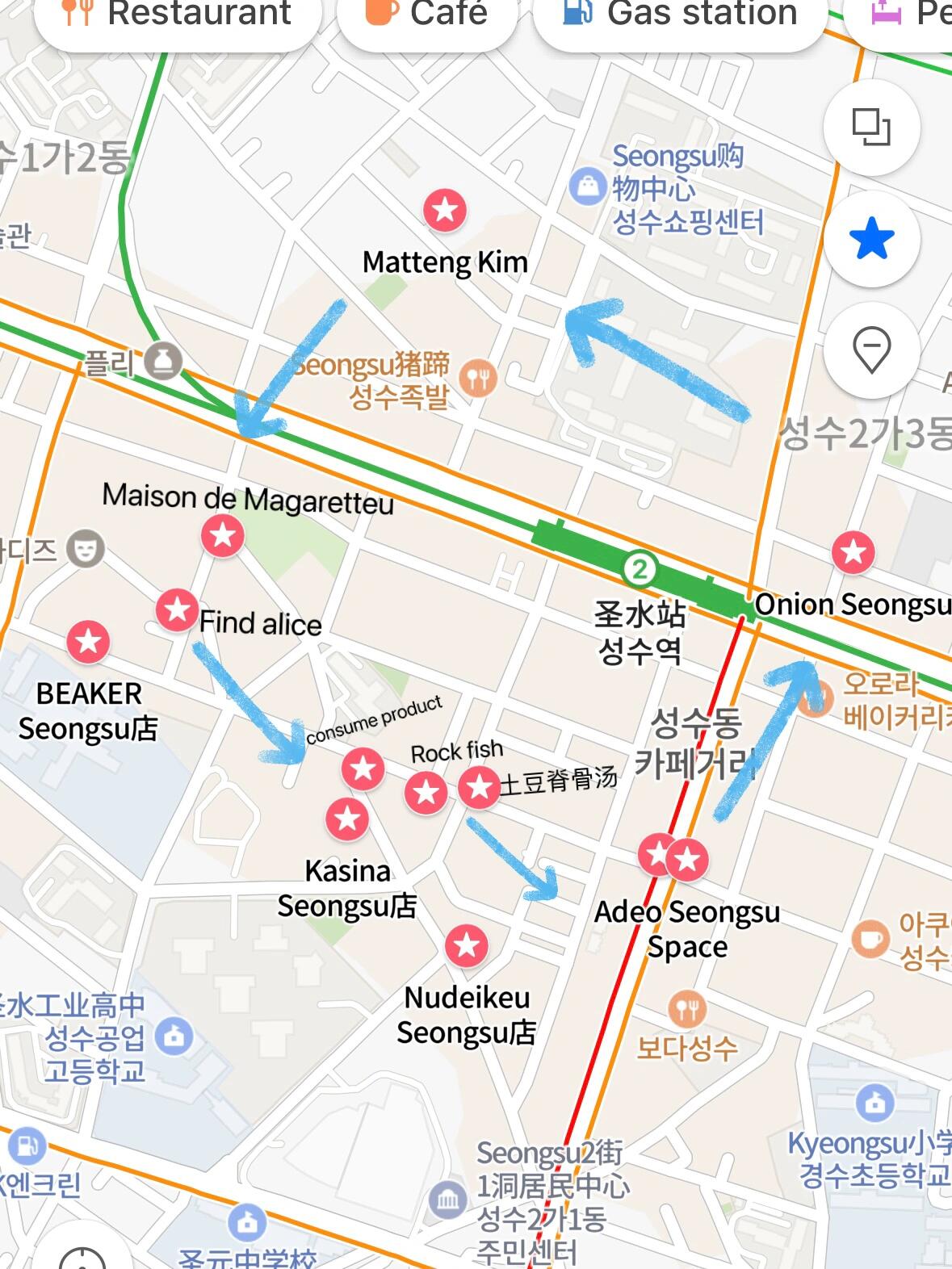 
                        圣水洞購(gòu)物天堂??? & 必吃美食Onion咖啡店??首先，一踏入圣水洞，必須去的就是Onion咖啡店啦??！長(zhǎng)草已久的心頭好，尤其是那個(gè)讓人心動(dòng)的雪頂點(diǎn)心??，簡(jiǎn)直不能更愛！終于親自體驗(yàn)了一番，午飯時(shí)間人潮洶涌，但店內(nèi)空間寬敞，空調(diào)充足，超級(jí)舒適。逛街攻略來啦??！圣水洞的街頭巷尾總有驚喜，我已經(jīng)為你們探索出最佳購(gòu)物路線（滑到最后看地圖哦）！從圣水站2號(hào)出口直奔Onion，作為我們的首站。接下來，就可以按照這個(gè)順序逛到不想停：????Martin Kim - 簡(jiǎn)約風(fēng)格讓人心動(dòng)????Maison De Magaretteu - 貝果控不能錯(cuò)過??????Find Alice - 精致飾品店????Beaker - 時(shí)尚買手店????Indibrand - 女裝超值，就在Beaker對(duì)面????Consume Product - 別錯(cuò)過這家????Rockfish - 雨靴芭蕾鞋店，新寵芭蕾鞋入手！????土豆脊骨湯 - 口碑超好，下次一定要嘗????Nudake - 紅墻背后的美味面包店????Ader - 潮流品牌，可能需要預(yù)約哦????Lelabo - 就在Ader對(duì)面????Empty - 四層樓的超大買手店逛完這些，基本上就繞了一大圈，可以悠哉地回到地鐵站了。半天時(shí)間，逛逛吃吃，剛剛好！最后，分享一下我的OOTD：背心/PCLA短裙/Kokia鞋子/VM52包/Cosmoss圣水洞探店大成功！Over！??#假期去哪玩 #圣水洞 #圣水洞探店 #打卡 #onion #首爾探店 #首爾 #PCLA #kokiastudio #Viamontebello52 #VM52 #cosmoss