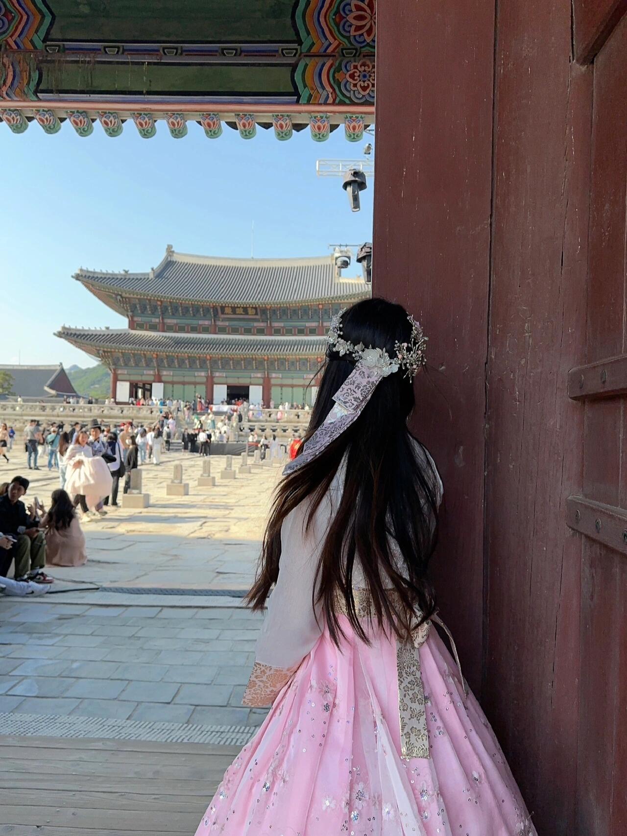 
                        韓國(guó)6月旅行｜在景福宮被韓國(guó)小姐姐夸啦！！???這一篇講景福宮租韓服+拍照攻略！（最后附韓屋村青瓦臺(tái)景福宮一日游攻略+美食推薦）來韓國(guó)最感動(dòng)的事情大概是在景福宮遇到一群超可愛的小姐姐！拍照的時(shí)候看到有人尷尬的笑了一下，結(jié)果小姐姐對(duì)著我狂比贊說耶啵！怎么這么暖嗚嗚??正題正題！穿這套！你也成為景福宮最靚的崽！【店名】??IN KOREA （圖5門頭）景福宮地鐵站4號(hào)口出，在韓服一條街里，大家可以沿路的都逛逛～逛了至少五家以上，我和姐妹還是決定這家，原因：⑴ 顏色更喜歡，種類多款式豐富⑵ 人氣高，但不至于像有些店人擠人進(jìn)不去⑶ 有兼職的中國(guó)歐尼，完全沒有語(yǔ)言障礙，熱情給搭配合適的款式～⑷ 無需預(yù)約，稍等片刻就可以換衣服做頭發(fā)，節(jié)省時(shí)間去拍照！（tips：我覺得裙子飽和度高一些更上鏡！！這個(gè)粉色個(gè)人覺得算飽和度稍高+溫柔活潑）【價(jià)格】韓服分三類，傳統(tǒng)款1.5w/2h，公主款2w/2h，王妃款2.5w/2h，公主款款式最多，個(gè)人覺得更青春！蓬蓬裙撐+4000（推薦加!）華麗的發(fā)飾&編發(fā)+5000（我沒有提前預(yù)約，creatrip上預(yù)約可以免費(fèi)加）包包和鞋子免費(fèi)，選擇很多！這套算下來一共29000韓幣，雖然也有更便宜的店，但自己喜歡最重要！（約150rmb，之前故宮租漢服350+）【景福宮時(shí)間安排】18點(diǎn)關(guān)門，建議最晚16:00租韓服（個(gè)人覺得沒必要租4h再去韓屋村，韓屋村地方小人太多）周二休息，記得避開！穿韓服可以免費(fèi)進(jìn)！如果同行的小伙伴沒穿記得排隊(duì)買票～【一日周邊推薦路線】韓屋村-吃美食-14:00青瓦臺(tái)參觀-租韓服16:00進(jìn)景福宮（下午光線柔和+臨近關(guān)門人超少）晚上去光華門周邊溜達(dá)【韓屋村周邊美食】特別火的London bagel museum、大瓦房醬蟹、onion都在韓屋村周邊。建議先去London bagel取號(hào)（一般需要2-3小時(shí)叫到號(hào)）等待期間去韓屋村，逛完正好取餐，大瓦房需要現(xiàn)場(chǎng)排隊(duì)（最好11點(diǎn)左右）下一篇繼續(xù)分享韓國(guó)旅游路線&吃喝玩樂！旅游路上不踩坑！#景福宮 #景福宮租韓服 #景福宮拍攝 #首爾景福宮韓服體驗(yàn) #韓屋村 #青瓦臺(tái) #韓服體驗(yàn) #韓服拍照 #首爾韓服租借 #小紅書旅行月歷 ????????????