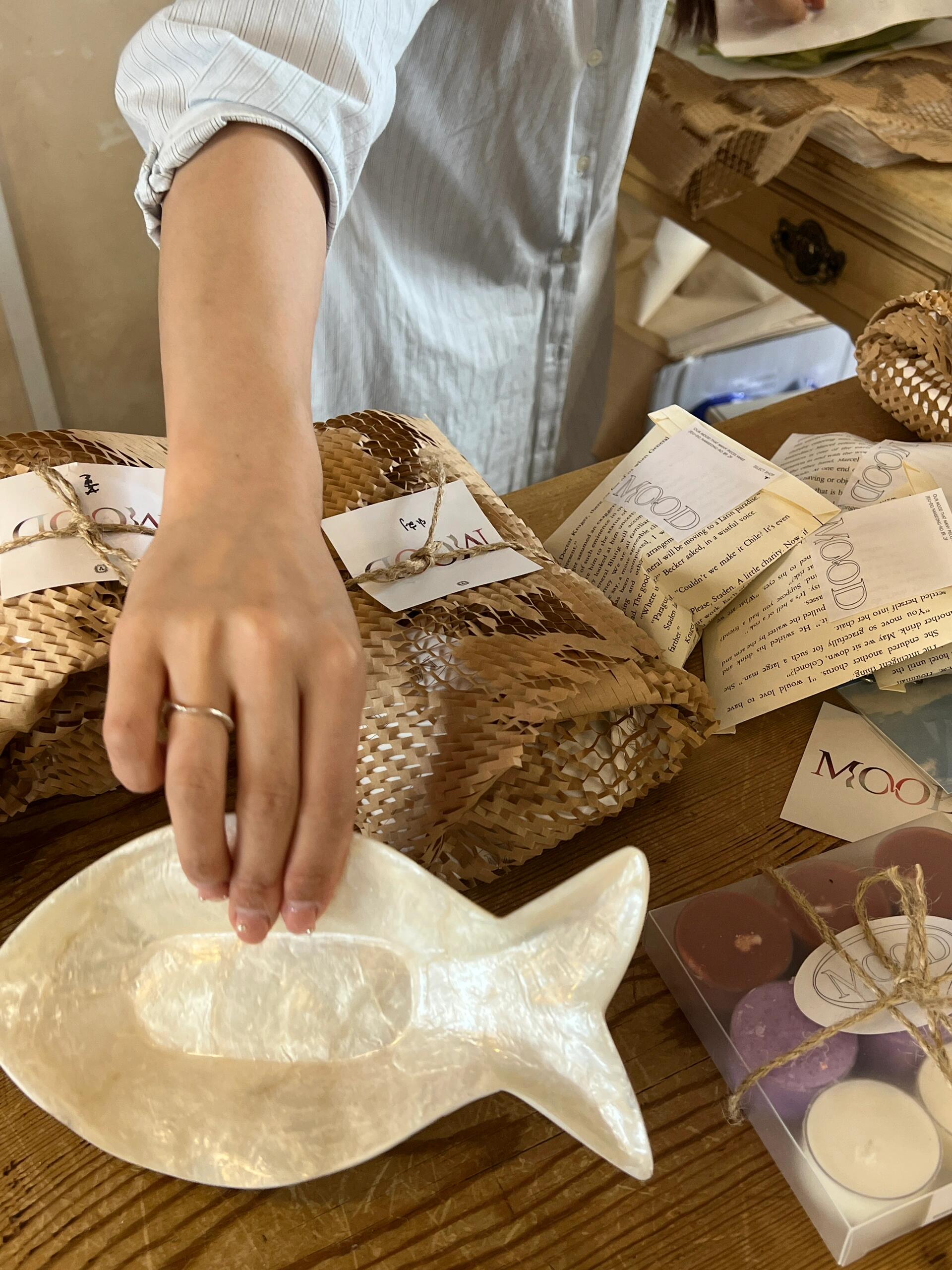 
                        ????探秘濟(jì)州島：Mood雜貨店必買清單?親愛的朋友們，如果你們和我一樣對(duì)雜貨小物情有獨(dú)鐘，那么濟(jì)州島的Mood雜貨店絕對(duì)是你們的天堂！店里的每一件物品都充滿了獨(dú)特的魅力，讓人愛不釋手。??首先，店里的小姐姐不僅美麗大方，而且還會(huì)講中文，超級(jí)貼心！這讓購(gòu)物體驗(yàn)加分不少，感覺就像在朋友家挑選心愛的物品。??但是，我得實(shí)話實(shí)說，雖然店里的首飾很吸引人，我還是不建議大家在這里購(gòu)買。尤其是對(duì)于珍珠飾品，我個(gè)人感覺它們的質(zhì)量和價(jià)值有點(diǎn)不匹配。大家知道，keshi珠的成本相對(duì)較低，而且據(jù)說配件部分可能會(huì)褪色。所以，如果你在尋找性價(jià)比高的首飾，可能在其他平臺(tái)上會(huì)有更合算的選擇。??不過別擔(dān)心，Mood雜貨店還有很多其他值得購(gòu)買的寶貝：1. 來自印尼的貝殼碗碟和餐具。這些美麗的貝殼制品真的是獨(dú)一無二的，每一個(gè)紋理都是大自然的杰作。無論是自用還是送禮，都是完美的選擇。??2. 喜馬拉雅鹽燭臺(tái)，這個(gè)美麗的物品不僅能裝飾你的家，還能在燃燒時(shí)釋放負(fù)離子，凈化空間。每一個(gè)燭臺(tái)的顏色和紋理都是獨(dú)特的，選擇一個(gè)你感覺特別的，它會(huì)給你的家增添一份特別的溫馨。???3. 店內(nèi)的香薰蠟燭和燭臺(tái)也是不可錯(cuò)過的。它們不僅外觀美觀，而且聞起來也很香，燃燒后的蠟液形成的藝術(shù)品更是美不勝收。??4. 精美的玻璃杯也是店內(nèi)的明星產(chǎn)品，價(jià)格親民且設(shè)計(jì)獨(dú)特，比起我在日本見過的同類產(chǎn)品更加吸引人。??至于包裝，Mood雜貨店做得非常細(xì)致。即使是脆弱的物品，放在行李箱里也不用擔(dān)心會(huì)破碎。店員小姐姐包裝的手法既安全又美觀，完全可以直接作為禮物送出。??所以，如果你來到濟(jì)州島，不妨去Mood雜貨店逛逛，找找那些能讓你的生活更有情調(diào)的小物件吧！#濟(jì)州島購(gòu)物 #濟(jì)州島旅行 #Zakka愛好者 #Mood雜貨店 #貝殼餐具 #香薰蠟燭 #獨(dú)特禮物 #生活美學(xué)