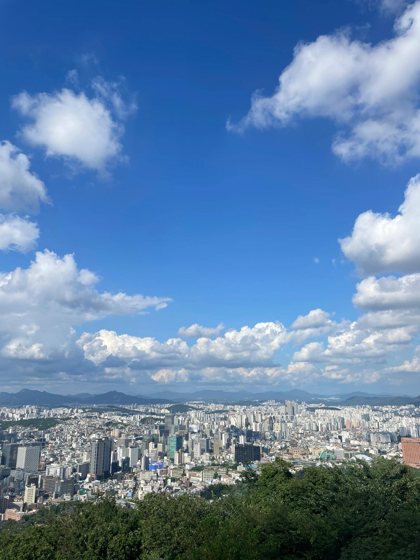 
                        韓國(guó)探索日記｜景福宮&南山塔??景福宮景福宮和南山塔的行程可以在同一天進(jìn)行，因?yàn)閮蓚€(gè)景點(diǎn)的距離相對(duì)較近。你可以在中午去??土俗村參雞湯????5? 5 ???，體驗(yàn)一下韓國(guó)的滋補(bǔ)參雞湯。然后在附近找一家韓服店租賃韓服，前往景福宮體驗(yàn)一下朝鮮公主的感覺。對(duì)于喜歡看韓劇的朋友來說，南山塔可能有著特殊的吸引力。很多著名的電視劇取景地大多在南山塔。現(xiàn)在的南山塔有三種登山方式：1??直接在山腳坐公交車01上山；2??乘坐纜車??；3??走路上山。南山塔的夜景??十分美麗，推薦大家可以在日落的時(shí)候上山。#韓國(guó)首爾 #韓國(guó)旅游 #景福宮 #韓服體驗(yàn) #南山塔 #探索日記