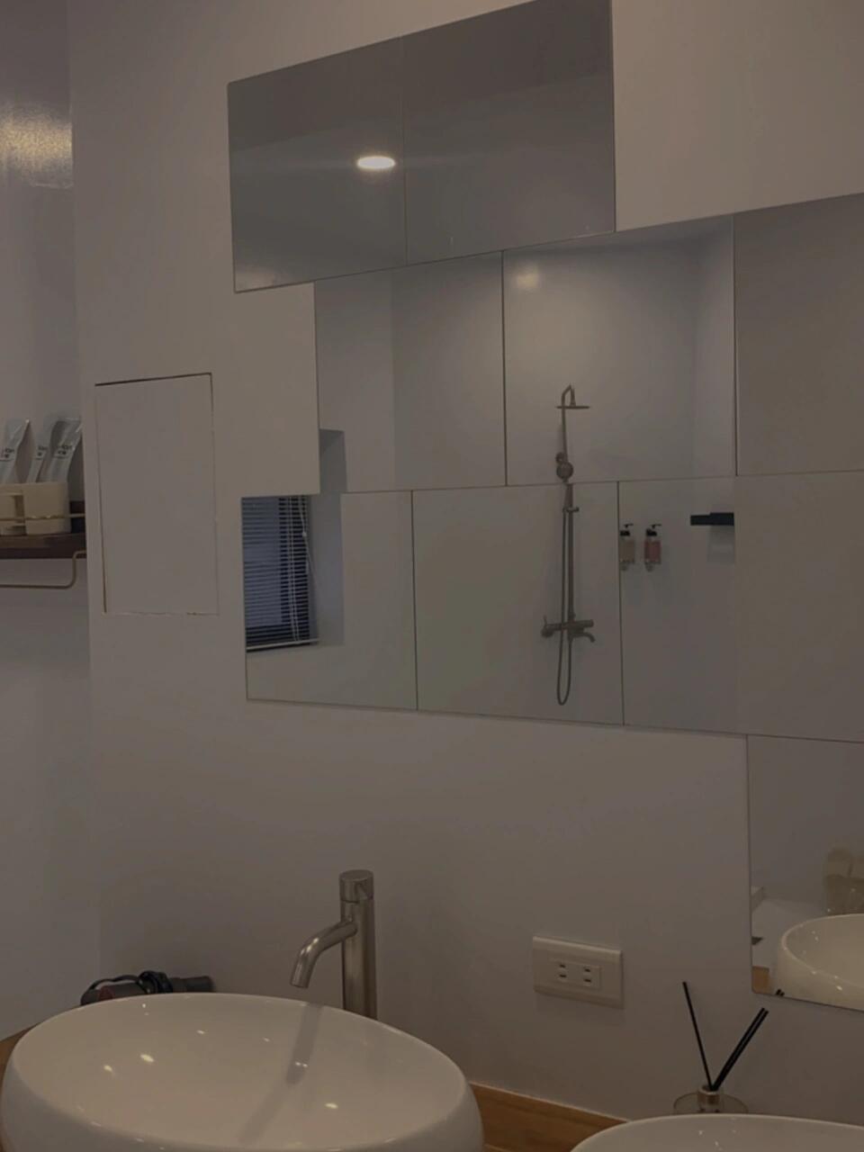 
                        臺(tái)南住宿 民宿30坪大空間｜一秒到韓國(guó)??????臺(tái)南 Tainan住宿在這完全可以待上一整天??滿滿零食吃到飽，還有提供膠囊咖啡??最讓我心動(dòng)的不只是超級(jí)舒適的沙發(fā)???還有投影機(jī)電影，內(nèi)建Netflix，超級(jí)chill的啦！??拍照拍到累了，直接在沙發(fā)上軟爛就對(duì)了這沙發(fā)簡(jiǎn)直是魔法，一躺下就不想起來了??而且價(jià)格超級(jí)親民哦！四個(gè)人一起住，每人大概只要1500左右最多可以住6人，超級(jí)適合小團(tuán)體???????????如果人再多一點(diǎn)，沙發(fā)上再睡三個(gè)也完全沒問題??位置在市中心，四通八達(dá)超級(jí)方便??住宿：Thecave明洞#臺(tái)南住宿 #臺(tái)南探店 #臺(tái)南民宿 #臺(tái)南#明洞 #韓系 #韓系住宿 #韓系民宿 #小空間大利用#住宿推薦 #臺(tái)灣住宿