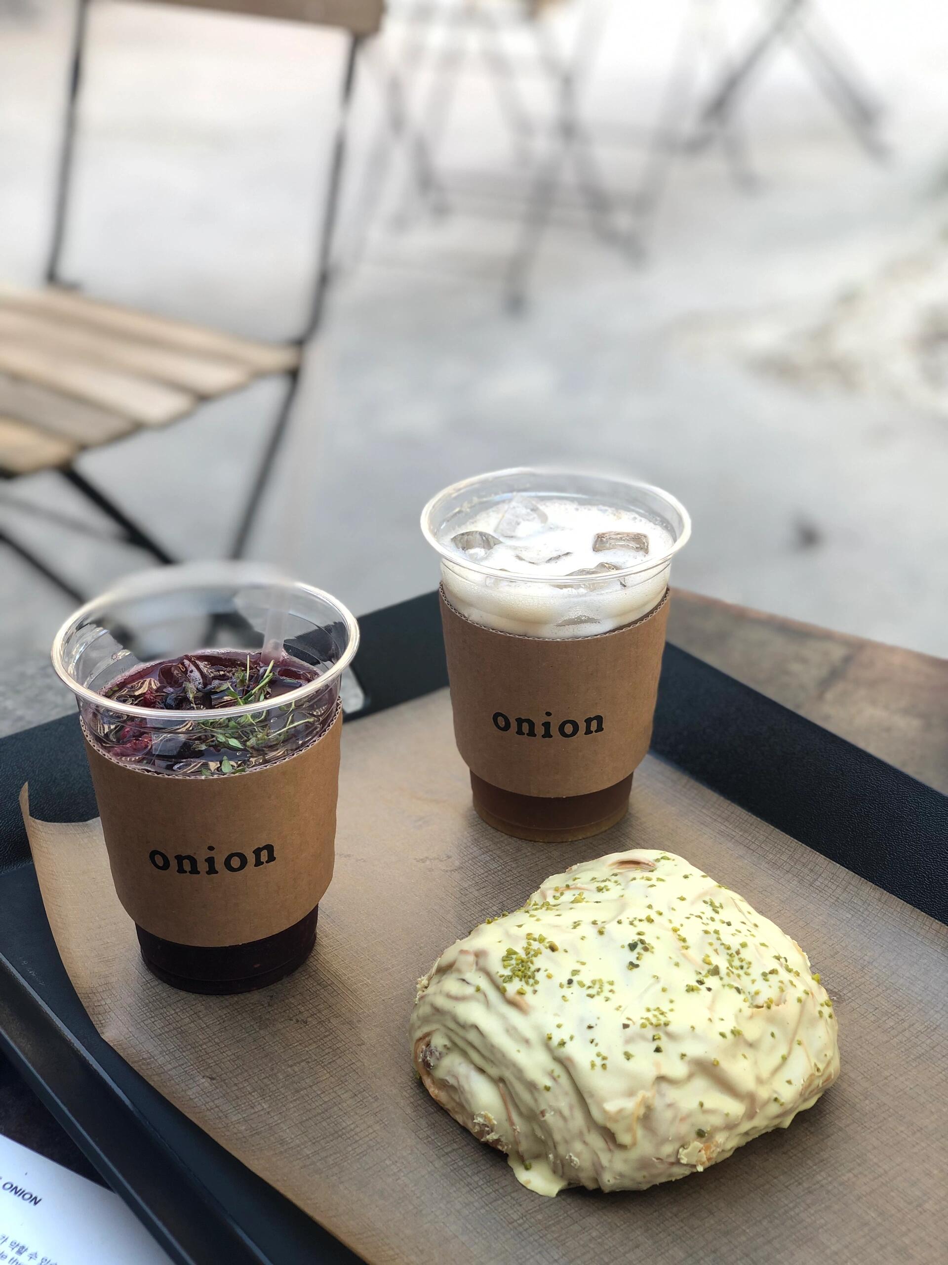 
                        首爾 ???? 必去Onion Cafe不踩雷體驗(yàn)！??景福宮游覽完畢，心思急轉(zhuǎn)向美食？?? 一站地鐵距離，安國(guó)站3號(hào)出口，直行左側(cè)，Onion Cafe駐足等你！???♀???戶外座位愛好者？告知服務(wù)小哥，選好面包飲料后，戶外享受陽(yáng)光與美味吧！????白巧克力開心果面包，外表平凡內(nèi)心驚喜，不膩口的美味讓人回味無窮！???? 飲品也是一絕，每一口都讓人陶醉！??#首爾咖啡館 #首爾美食 #面包控 #韓國(guó)游 #OnionCafe