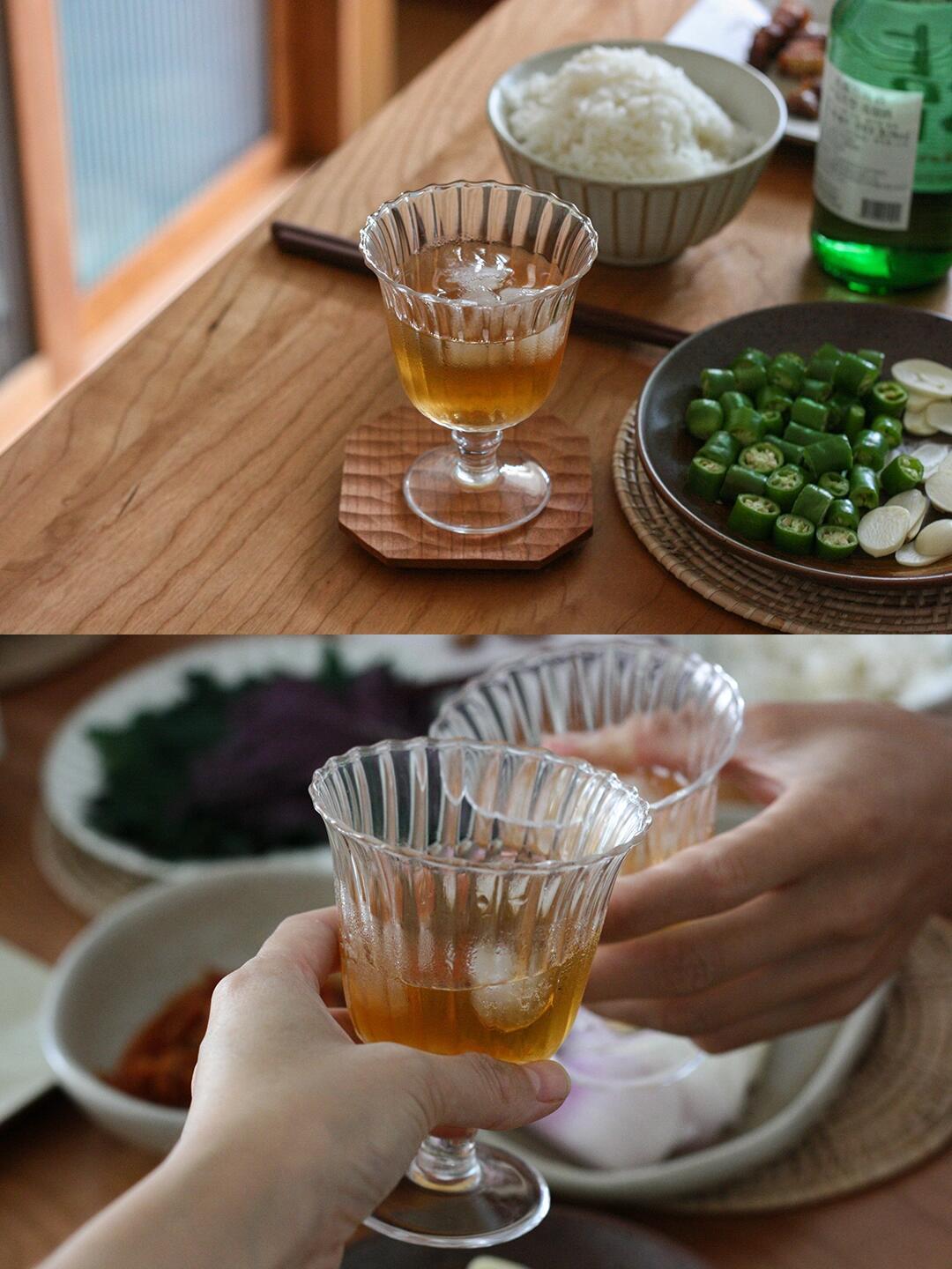 
                        ??一口煎鍋，實現家庭烤肉夢！??自從掌握了在家DIY烤肉的秘訣，告別了外面那些火爆烤肉店的排隊等號。每次自己動手，豐衣足食，唯一的問題就是...我的體重啊！??最近，我又添置了一口超棒的煎鍋，陽臺上的紫蘇長得郁郁蔥蔥，看著就讓人忍不住想開烤一番！??自制烤肉食材：新鮮的五花肉、泡菜、蒜頭、線椒、生菜、紫蘇和洋蔥，還有你愛的各種蔬菜配菜。?????做法：1. 五花肉洗凈后，用廚房紙巾吸干水分。2. 蔬菜清洗干凈，蒜頭切片，線椒切段，洋蔥切絲，準備好擺盤。3. 鍋中滴入幾滴油，用小火把五花肉煎到表面微焦，顏色變白，然后剪成小塊。用筷子翻面，讓每一塊都煎至金黃，撒上一點點鹽，就可以大快朵頤了！??小貼士：1. 洋蔥、蘑菇等配菜可以一邊烤一邊吃，既熱乎又增添吃飯的趣味。2. 小塊烤肉更容易煎熟，可以提前夾出來。3. 盡量選擇肉質緊實的五花肉，口感更佳。那外焦里嫩的五花肉，混合著蒜香、青椒的辣味和泡菜的酸辣，再加上紫蘇的清香，簡直是味蕾的狂歡！吃到最后，再搭配一口香噴噴的米飯，滿足感爆棚！夏天泡的梅子酒也終于可以開懷暢飲了，有美酒??有佳肴，生活中還有啥煩惱？來，干杯！??#韓式烤肉 #家庭烤肉 #煎鍋烤肉 #我的ComfortFood #宅家美食日記 #在家吃烤肉 #烤肉 #美食 #熱氣騰騰的三餐 #廚房小白懶人食譜 #聚會美食 #韓國料理