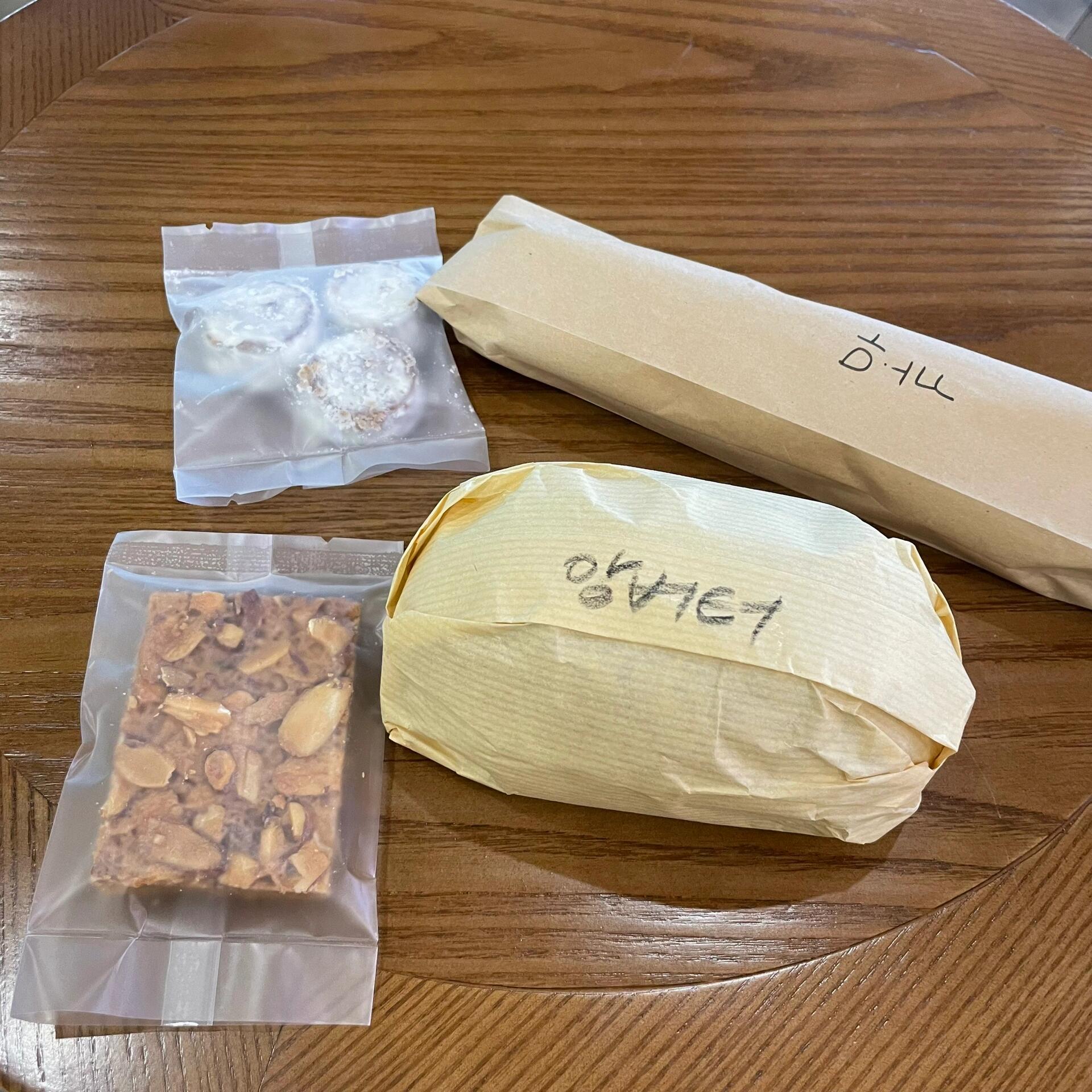 
                        ??首爾｜傳承十年的老味道面包店??回憶滿滿！當年在首爾弘大附近的那家我超愛的面包店，如今搬到了???望遠洞，依舊是那個味道，找回了美好的回憶！????每次去必點他們家的???? ??? ???、???、?????，每一款都是滿滿的幸福感，絕對不會失望！??還記得5年前，店主曾經推出過小森林電影里的???，那個味道真的是電影里走出來的！現在雖然不常見，但依舊念念不忘。??如果你在首爾，一定要去嘗嘗看，保證讓你愛上！??#首爾美食 #面包控 #首爾旅行 #美味面包店 #韓國風味