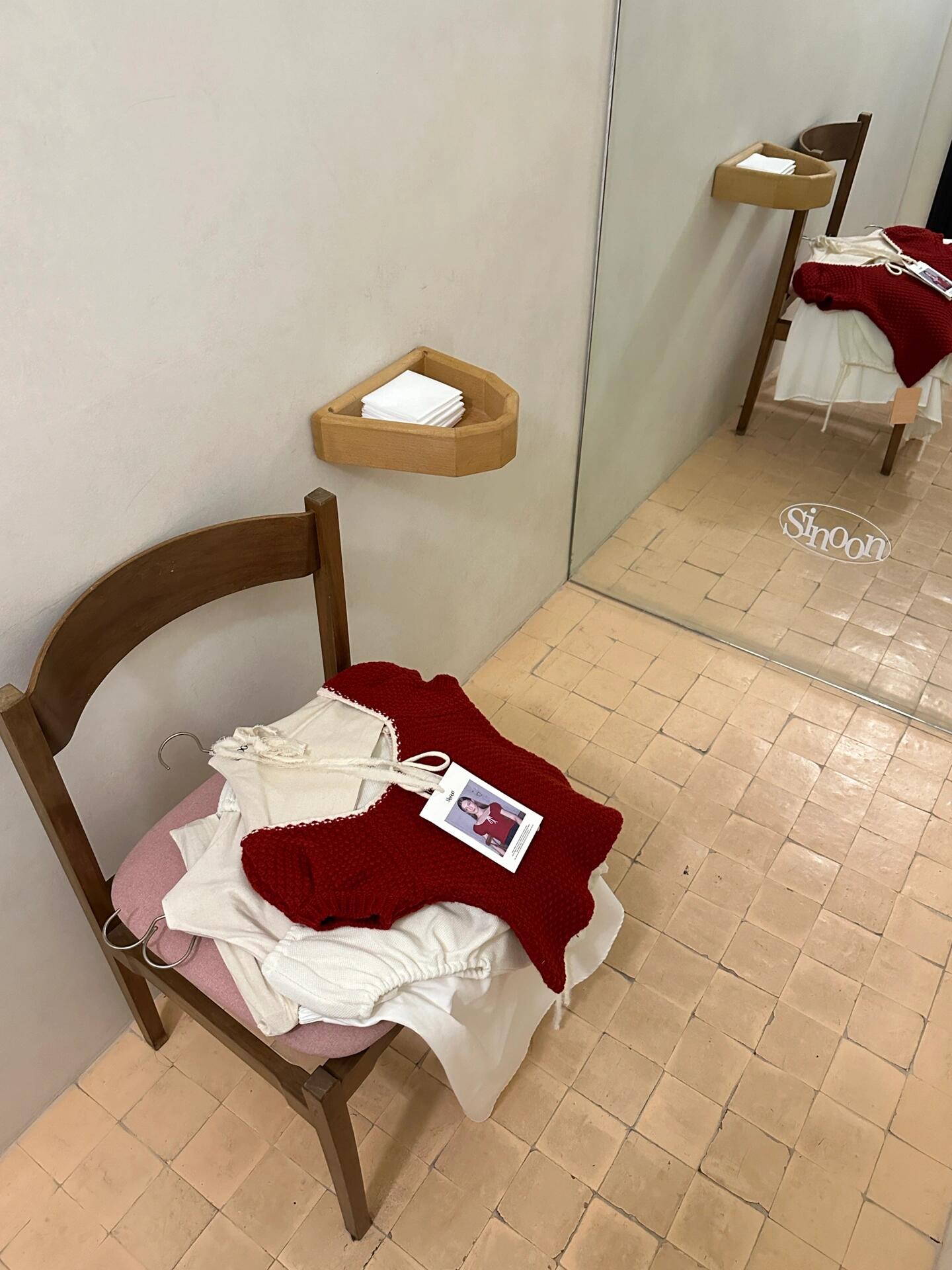 
                        首爾購物瘋狂之旅???1. Sinoon少女心爆棚的兩層樓店鋪，適合瘦美眉的衣服，超級可愛??2. ABKN這是一家性冷淡風的買手店，主打urbanic30的基礎款，雖然商品不多，店面小巧，但每一件都值得一看??3. Emis來到這里，一定要買頂帽子作為紀念，畢竟來都來了！我選擇了棕色和白色拼色款??4. rockfish夏季款已經全部售罄，讓人心痛??，但這個鞋型比前一款更加硬朗，更有型??5. Bride and you這家店的婚紗和禮服真的超級美，簡單大方，質感十足??，我打算在這里買伴娘服，價格在1500-3000之間??6. 一家忘記名字的雜物店這里的商品超級卡哇伊～～??7. 我的最愛apecta!!!這是我在韓國購買最多商品的一家店，我想把所有的白色系都帶回家??，這里有cdg/馬吉拉的一些選款，還有他們自己品牌的衣服，每一件都超級好看??8. 無意中走進的一家位于景福宮附近的咖啡店這里的手沖咖啡超級好喝，有4種豆子可以選擇，店員的服務也很好?ps. 包括景福宮附近的幾家店都是周一休息，大家要注意規劃時間，別像我一樣白跑一趟??9. 在韓國盡量不要購買奢侈品，匯率實在是太不劃算了??以上的店鋪不是一天內逛完的，也不在同一區域，大家要合理規劃時間和路線哦～最后，韓國的購物環境真的不如以前了，但還是值得一逛的???#首爾購物攻略 #首爾買手店 #首爾旅行