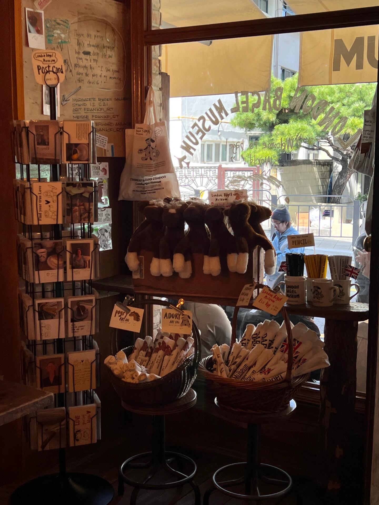 
                        ????首爾探店秘籍??發現了這家超贊的貝果店！一開始我就在想，貝果而已嘛，有啥特別的？??但是嘗過之后，我只能說：真的太好吃了！??這里的貝果外酥里嫩，餡料豐富得讓人驚喜，吃起來的感覺更像是在享受一塊美味的歐包。??而且，如果你選擇堂食，還能搭配他們家的daily soup，簡直是完美的搭配！??如果你有幸坐到窗邊，那綠意盎然的風景會讓你的用餐體驗更加愉慢。??不過記得早點來哦，不然可能會遇到sold out的小插曲。????土豆泥培根（Bacon Potato）——這是他們的best seller！土豆泥超級綿密，配上香辣的肉醬，簡直是絕配！加上酸黃瓜，清爽解膩，讓人欲罷不能！??????小蔥椒鹽奶酪（Spring Onion）——這個味道真的很神奇，小蔥的香氣和奶酪的濃郁完美結合！????藍莓——甜甜的，吃起來就像是在享受一塊軟軟的歐包。??還有無花果口味的，每次都忍不住想要打包帶走。??·??排隊小貼士：??店里有iPad自助排隊，不用擔心沒有韓國電話號碼，隨便輸入8個數字就可以了。?如果有店員在，也可以掃描二維碼排隊，不需要手機號。當排隊到還剩15桌時，店家會發郵件提醒你。一大早起來就沖去London Bagel Museum排隊吧！早上9點之前到，排隊的人數大概在40桌左右。等待時間可能會有一個半小時到兩小時，但絕對值得！???London Bagel Museum（倫敦貝果博物館）位于首爾的安國和狎歐亭，不容錯過的美食地標！???#首爾旅行 #首爾探店 #首爾貝果 #貝果控必去 #倫敦貝果博物館 #首爾美食地圖 #美食打卡
