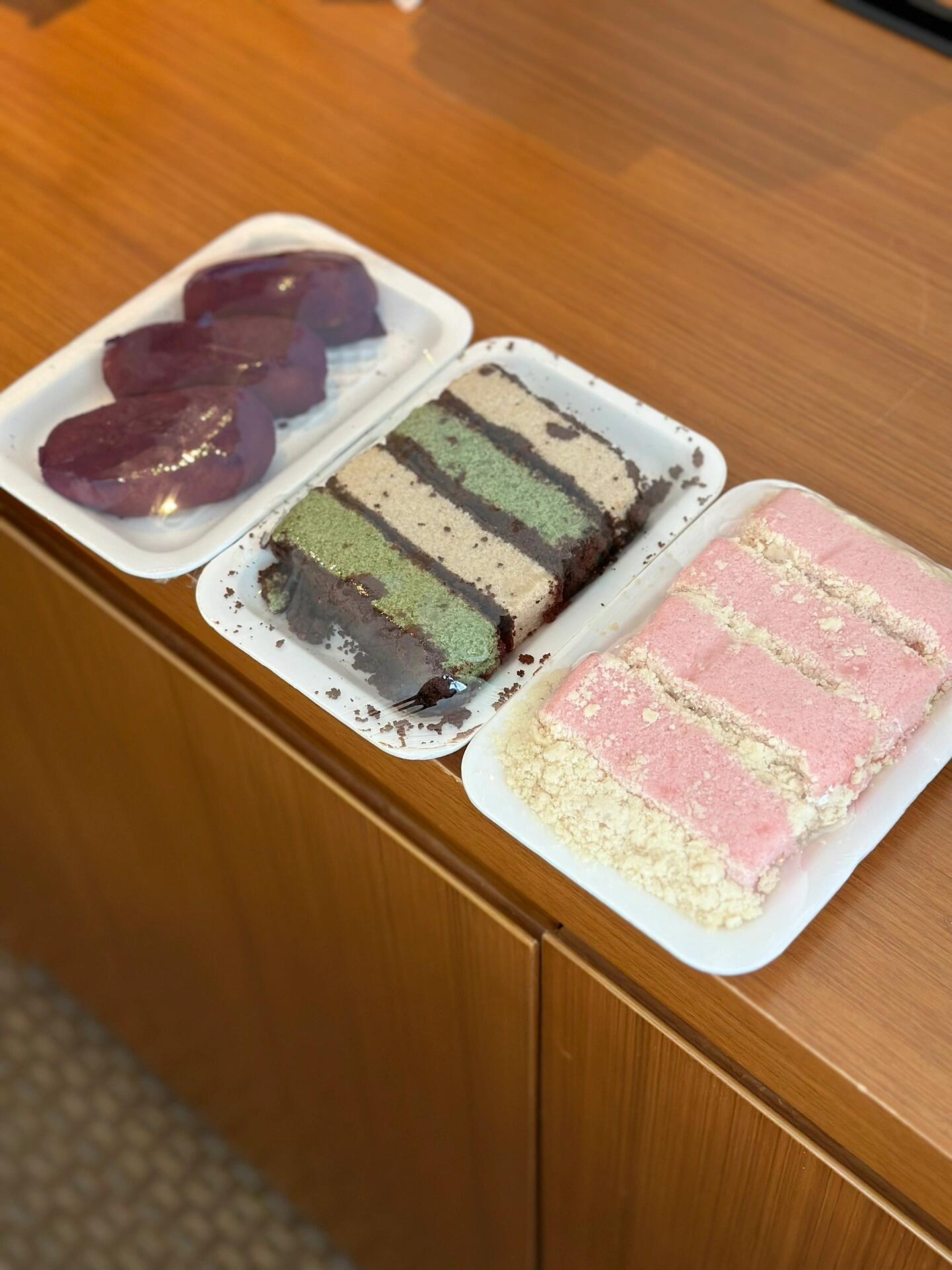 
                        ???? 韓國美食探索｜???? 糯嘰嘰天堂 圣水店 ???????? 地址：?? ??? ???? 32 ?????? 交通：首爾林地鐵站 2號出口這是一家有著25年歷史的傳統年糕店，曾在MBC電視節目中露過面。??這里不僅游客喜歡，當地人也常來光顧。我來的時候，還看到一位韓國大叔正在選購年糕。??他們家的招牌是??????? +????????口味，我還挑了一個可愛的??造型的年糕。我向老板詢問有沒有特別的口味，老板推薦了???口味，說是季節限定，過了季節就沒有了。??我選了3款年糕，總共花費1萬韓幣。??最喜歡的還是地瓜口味的年糕，外皮軟糯，里面是地瓜餡，吃起來就像地瓜糯米糍的感覺，另外兩款口感偏干，比較像castella。??建議當天吃完，如果剩下的話，要立馬冷藏，吃的時候再稍微加熱，不然很快會變硬。???#韓國 #圣水洞 #首爾 #首爾旅行 #韓國圣水洞 #美食探索 #韓國旅行 #年糕 #糯嘰嘰 #甜品 #韓國年糕 #韓國甜品 ??????????