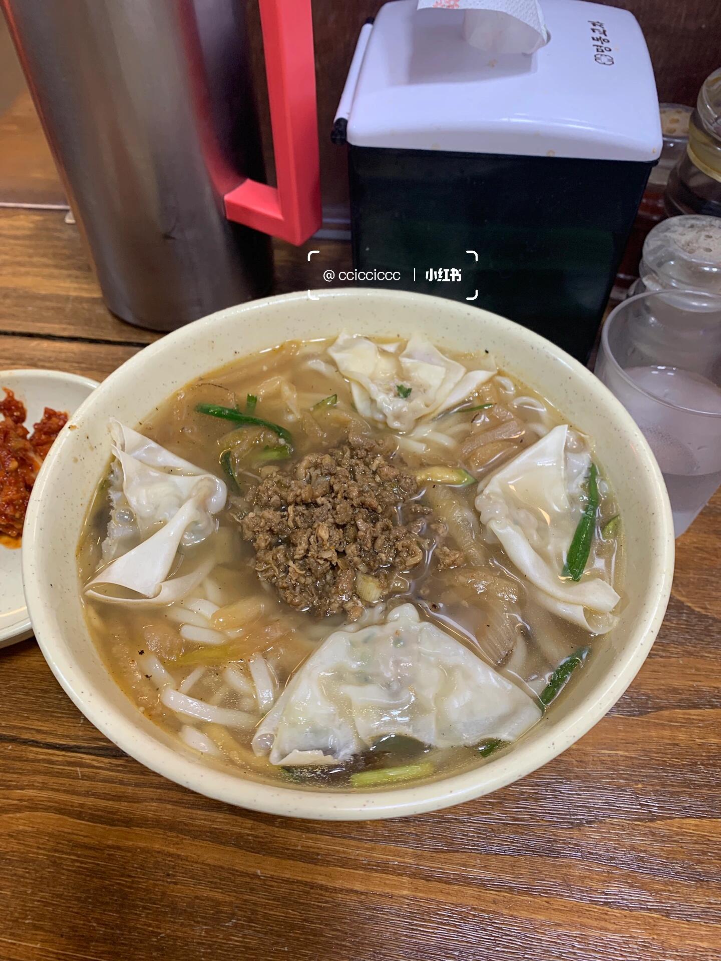 
                        ????明洞餃子家的刀削面，你嘗過了嗎？??#韓國生活 #刀削面 #留學韓國 #韓國日常 #韓國旅行 #米其林 #韓國明洞 #韓國美食 #韓國探店 #明洞 #明洞美食 #明洞餐廳 #明洞探店 #明洞刀切面在韓國，我最鐘愛的刀削面就在明洞的餃子家。你只需要搜索“明洞餃子”，就能找到這家店。他們有兩家門店，我通常去vans店對面的那家，但實際上兩家都差不多。這家店的人氣爆棚，排隊的人潮簡直令人咋舌，甚至還獲得了米其林星級的認證！每次我去的時候，都能看到很多韓國本地人在享用美食，這并不是因為明洞是個游客聚集地。即使在疫情期間，明洞的其他店鋪都關門，這家店依然人頭攢動，都是本地人在排隊。我一個人逛街的時候，也特別喜歡去他家。他們的肉和菜都經過炒制，帶有一種鍋氣的味道，湯也非常好喝。尤其是搭配他們家的泡菜，我每次都要加點！他們家的泡菜我特別喜歡，蒜香味十足（重口味的你一定會愛上）。他們家的翻臺速度很快，服務態度可能不是那么好，但如果你不介意的話，一定要去嘗嘗。我一個人吃的時候，他們有單獨的位置，我通常只點一碗面，就能吃飽。他們的土豆餃子也很受歡迎，但我個人不太喜歡韓國的餃子，所以一般不點。這家店的美食，相信很多人都嘗過了。如果你在韓國生活了這么久，還沒嘗過他們家的刀削面，那真的應該去試試看！