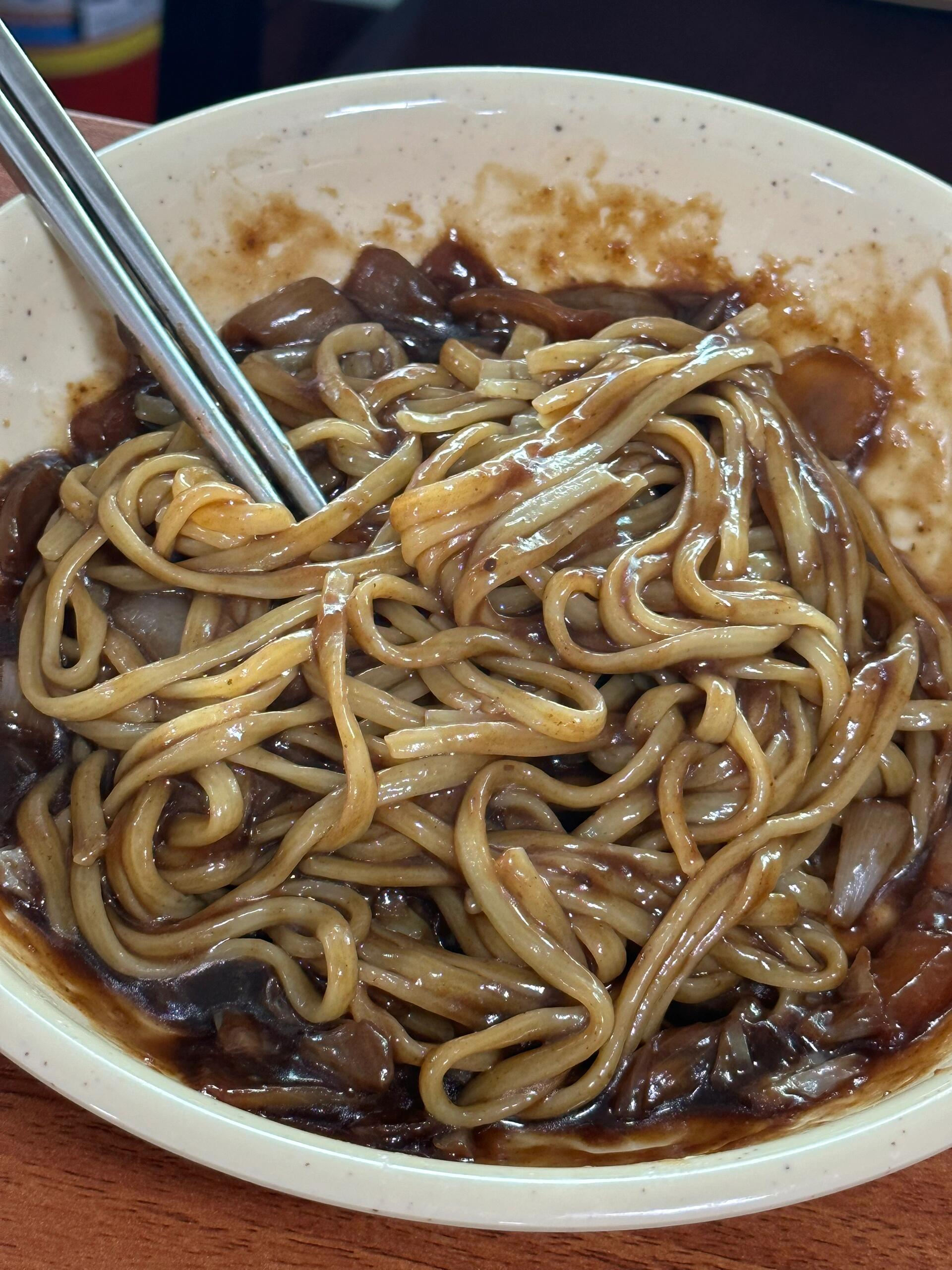 
                        《濟州島美食探索：平價美食的絕佳選擇！》????想象一下，糖醋肉搭配炸醬面，僅需1w韓元，味美價廉！??中午12點，美食的呼喚讓人們開始排隊，真的超級好吃！??#韓國濟州島美食 #韓國濟州島旅行 #韓國濟州島旅游 ????