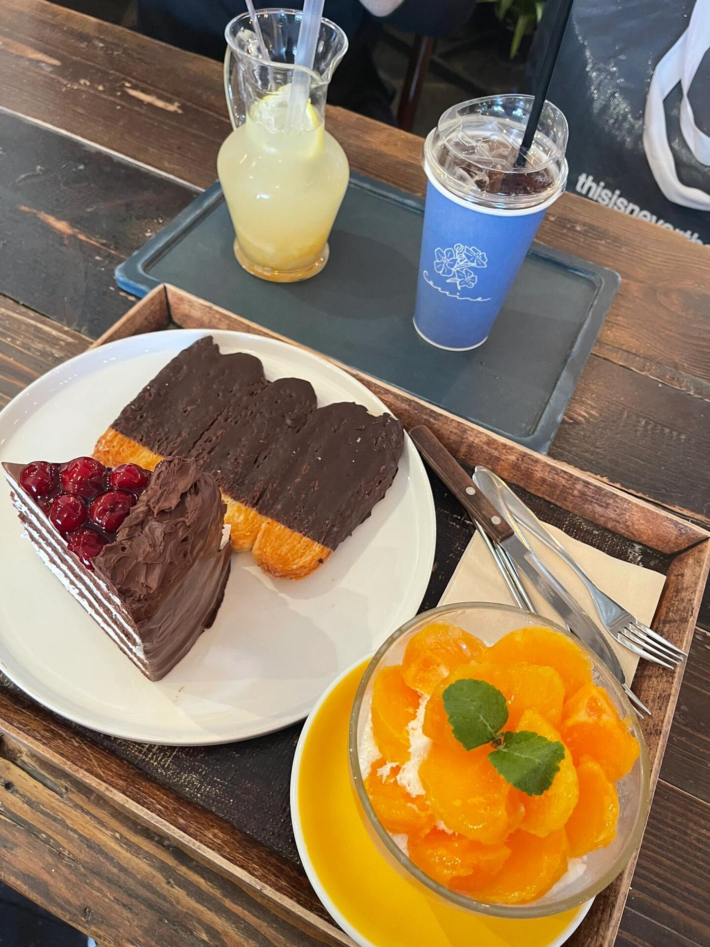 
                        韓國6天美食探店記???我的收藏清單里還有好多韓國美食店沒來得及去，真是吃貨的痛苦啊！這次韓國美食之旅，每一家都超級滿意！（弘大柿子冰味道一般，但也不算難吃）??圖二：釜山尾浦家（我去的是廣安里分店，總店人太多了）??圖三：釜山歡笑豬蹄??圖四：?? ????（在google上可以直接搜索到，也在釜山）??圖五：???（在釜山廣安里沙灘，紅色logo對面就是oliveyoung，旁邊電梯上3樓，竹子標志的咖啡廳，黑芝麻蛋糕超好吃）??圖六：首爾漢江公園吃泡面，便利店有賣可攜帶香檳????圖七：明洞烏達里家??圖八：圣水洞onion??圖九-十一：都是酒店附近隨便找的，晚上特別熱鬧，看了下地圖，搜索明洞peanut酒店門口那條街就是美食一條街???圖十二：colline（弘大柿子冰）??#韓國 #韓國美食 #首爾 #首爾網紅咖啡廳 #首爾美食 #釜山 #釜山美食 #釜山咖啡廳 #韓國料理 #我的美食日記 #周末探店 #寶寶輔食