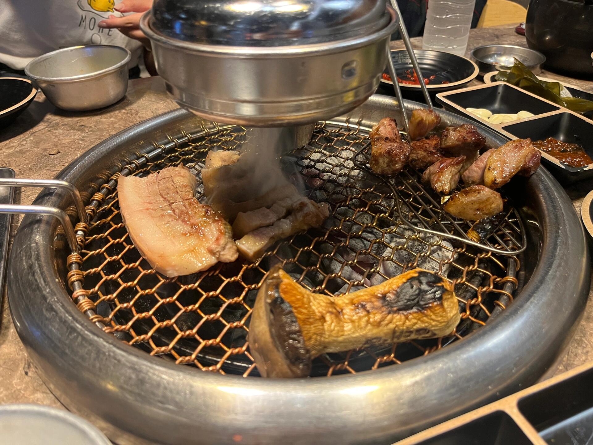 
                        韓國濟州島美食探索｜烤黑豬肉體驗??新羅免稅店周邊原計劃是去對面的一家烤黑豬肉店，但他們在八點前就已經停止接待客人了。于是我們選擇了這家：胖大監 ???。在大眾DP上，這家店的好評非常多。??我們點了600g的黑豬肉套餐和一瓶燒酒，總共花費了w63000。整個烤肉過程都有帥氣小哥的幫忙（他真的很帥）。烤肉的味道還不錯，平菇非常多汁。但是爐子實在是太熱了，這讓整個體驗感覺不是很好。大家可以根據自己的情況考慮是否選擇這家店。#十一假期快樂碎片 #筆記靈感 #韓式烤肉 #濟州島旅行 #濟州島 #濟州島美食 #韓國濟州島 #韓國 #韓國自由行