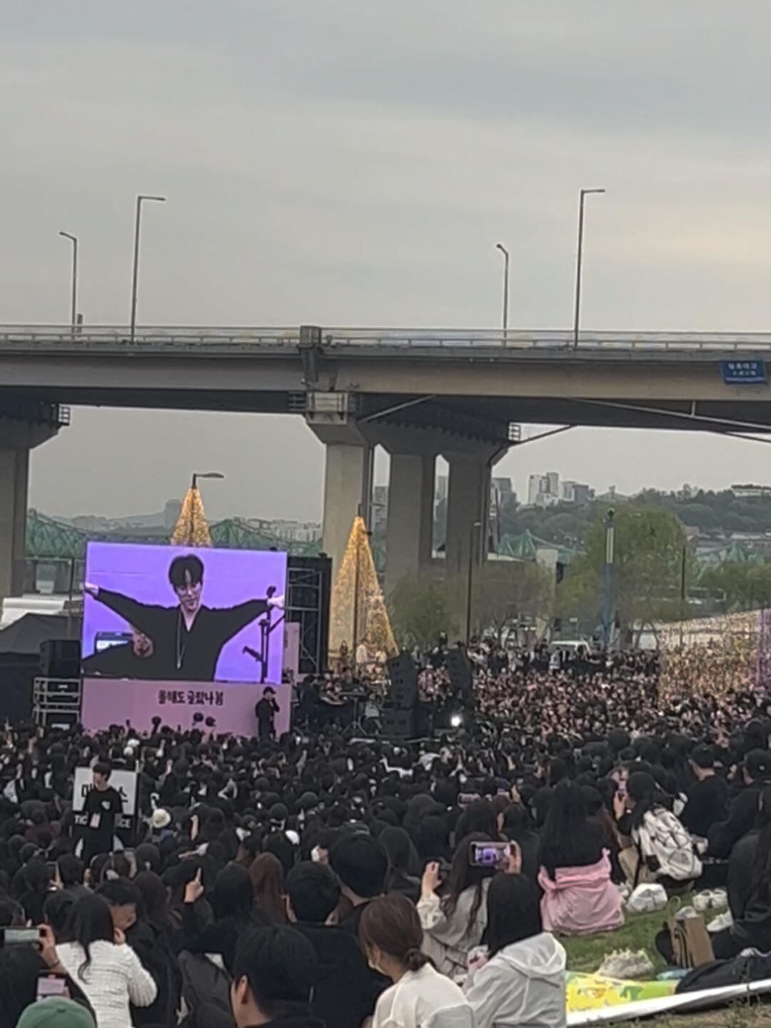 
                        漢江公園的10cm室外演唱會，春日里的完美旋律??????春天的腳步近了，和10cm的旋律一起舞動吧！<?? ???>的旋律在漢江公園的春風中回蕩，真的是太美妙了！現場的氣氛簡直無法用言語形容，只能親身感受那份獨特的韓式浪漫。????#韓國音樂 #春日演唱會 #漢江風光 #首爾音樂現場 #韓國文化 #生活在韓國 #留學韓國 #首爾漢江公園 #10cm演唱會