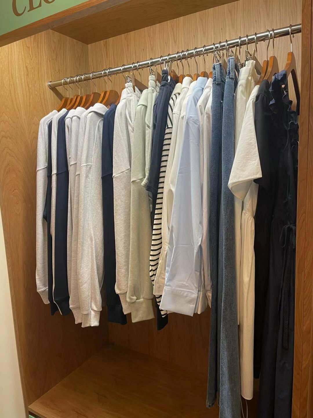 
                        韓國留學????探店日記-漢南洞Anoetic在漢南洞發現了這家超級有feel的店Anoetic，簡直是時尚愛好者的天堂啊！??逛街時發現店里正在搞活動，我就毫不猶豫地剁手了兩件超級美的衣服！???我挑了一套超級chic的套裝，試穿了他們家的衛衣，感覺自己美美噠！我的朋友也買了一件衛衣，真的是美翻了！????從漢江鎮站6號出口走大概8分鐘就到了，這一帶真的是購物的好地方，各種店鋪鱗次櫛比，逛起來超級過癮！???♀???#韓國探店 #漢南洞 #漢南洞探店 #ANOETIC #韓式穿搭
