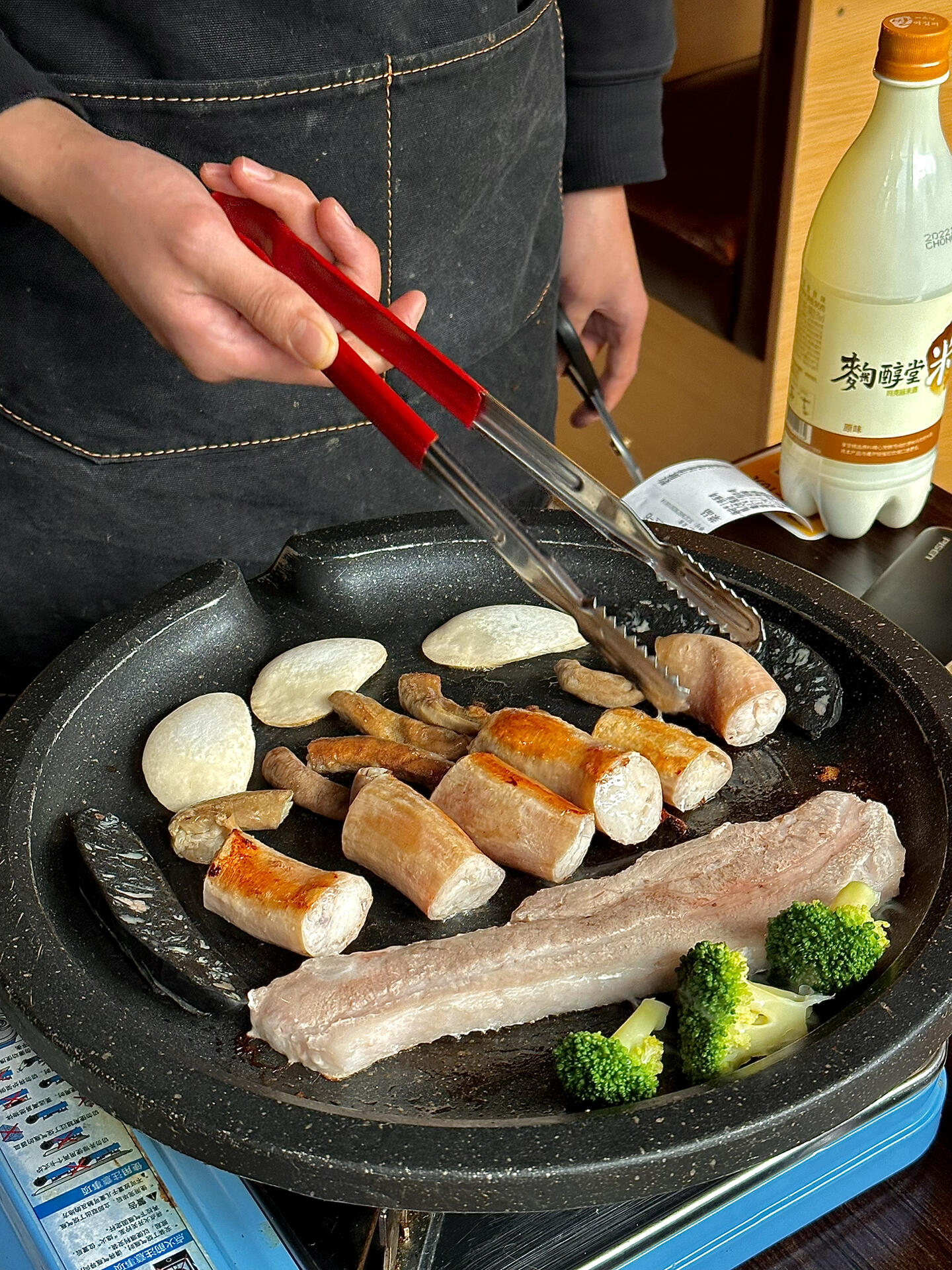
                        ??上海必吃美食清單（17/100）— 熔巖芝士鐵板雞??最近發現了一家超滿意的韓式美食小店????芝士控們注意啦！這里的芝士份量簡直是誘惑到極點??他們有個特別的吃法，會把滾燙的芝士澆進面包里，然后剪開給你看那滿滿的芝士拉絲????面包超級軟，搭配下面的雞肉，嫩到不行????還有韓式醬豬蹄，肉質軟爛，份量超級給力，真的是物超所值??牛腸也很新鮮，就是吃的時候要小心火候，提醒店員別烤太硬了哦??人均消費大概在100左右，性價比超高的說！#上海美食推薦 #芝士愛好者 #韓式料理 #韓國美食 #上海吃貨日記 #上海不可錯過的美食