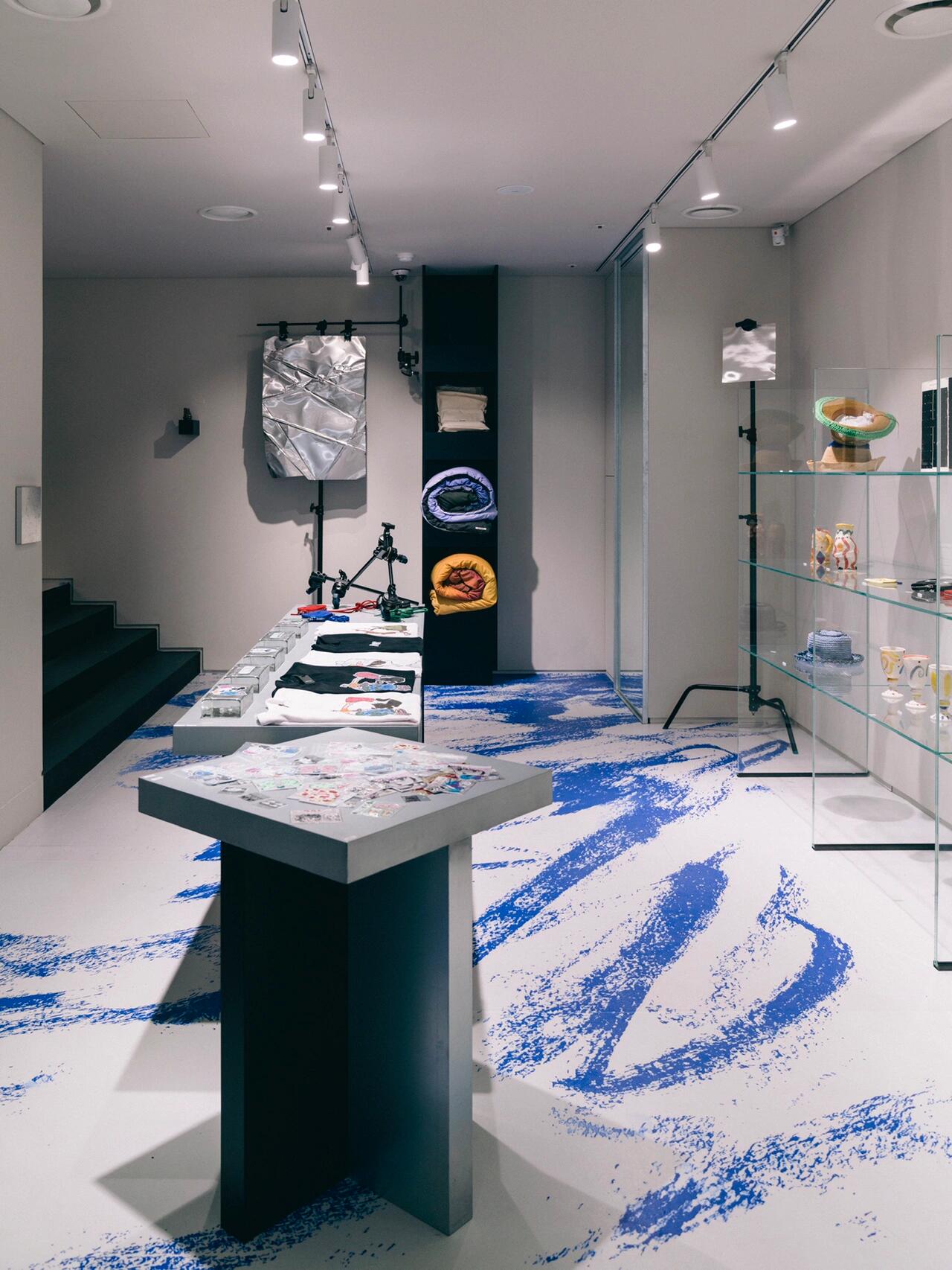 
                        首爾探店｜最潮咖啡店，Jennie同款??南山新開的咖啡店吸引了眾多韓國人，甚至包括BP的Jennie，都在開業初期就來此打卡拍照～這家店不僅僅是咖啡店，更像是一個集合了各種文化元素的空間。（圖2）一樓是潮流品牌商店，同時也銷售自家設計的服裝和飾品，其中最受歡迎的就是可愛的小貓掛件～二樓（圖5，圖1部分）是一個展示空間，非常適合拍照打卡。再往上是風景絕佳的咖啡店（圖3），杯子和蛋糕的設計都非常獨特。最頂層（圖4）是一個超棒的天臺，可以俯瞰首爾的美景，如果天氣好的話，來這里看日落一定超級美！這家店在SNS上火爆的原因就在于這里，一站式滿足了所有的約會需求，而且設計感十足。有空的話，一定要來這里看看～??Comfort ???：?? ??? ?????60? 45首爾龍山區厚巖路60街45號??商店 close 20:00/ cafe close 23:00/ 周一休息#韓游記 #首爾掃街 #韓國旅游 #首爾 #首爾南山 #首爾探店 #首爾龍山 #jennie #jennie同款