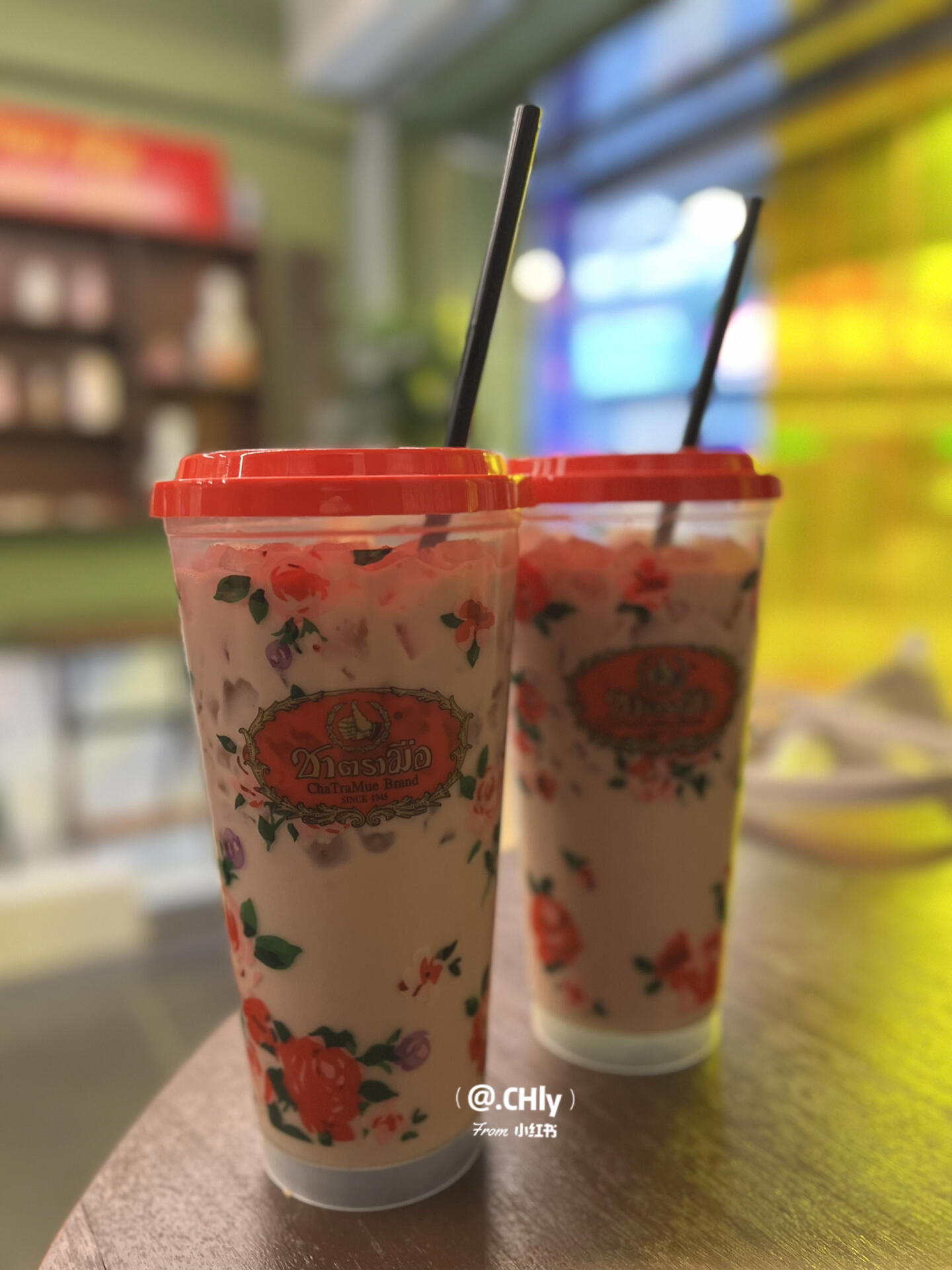 
                        ????韓國｜沙瓦迪卡????泰茶開來狎鷗亭啦！??店名：???? ChaTraMue???營業時間：每天11:00-22:00??地址：?? ??? ???157? 27 1? 101?(走路約5分鐘到達??????站5號出口）—在深圳時，我偶爾會去品嘗泰式奶茶，而這家店的泰茶與國內的風味如出一轍，裝潢也極具泰國????風情，仿佛置身于當地的街頭小店！已經為大家準備好菜單啦～店內除了飲品，還有曲奇和其他小點心??，奶茶的甜度和冰量也可以根據個人口味調整！我嘗試了?? ??? 泰式奶茶，選擇了半糖少冰，發現茶味略淡，奶香則較濃。通常我不太喜歡甜飲，但這款奶茶我建議還是全糖比較好，否則可能會覺得不太對味??。店員后來為我們重新制作了全糖版本，味道好極了！即使是全糖，也不會過甜。選擇少冰的話，飲品不會裝滿杯子。可以說，這里的泰式奶茶茶味濃郁，我猜這里的檸檬茶也一定很不錯！如果你在附近，不妨來嘗一嘗，但如果遠的話，就不必特地前來打卡啦！—#韓國生活 #韓國留學 #韓國日常 #泰茶 #狎鷗亭 #狎鷗亭探店 #狎鷗亭咖啡廳 #狎鷗亭羅德奧 #???? #ChaTraMue手標泰茶 #ChaTraMue #泰國手標奶茶 #韓國奶茶店 #泰國奶茶 #首爾狎鷗亭 #人氣奶茶店 #韓國探店