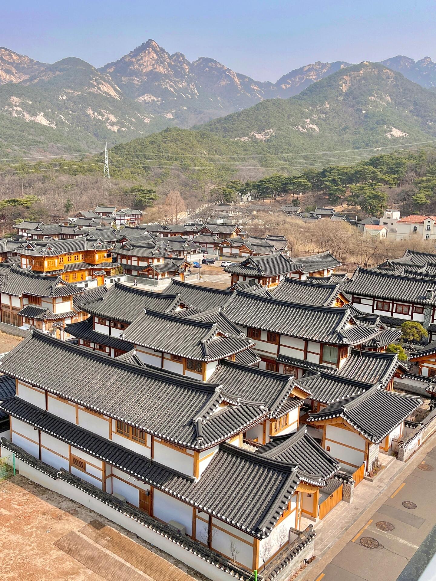 
                        首爾必游? | 美如畫的恩平韓屋村 | 打卡新熱點??對于那些已經穿著韓服在北村韓屋村留下美好回憶的朋友們，不妨探索一下別具一格的恩平韓屋村吧！???? | 恩平韓屋村 | ??這里簡直是值得回訪的寶地！整個韓屋村都是新建的，而且現在還是個住宅區，所以大家游覽時記得保持安靜哦??這里的游客還不多，隨便拍照都能輕松避開路人，留下完美的照片??每座韓屋都獨具匠心，而且因為是住宅區，所以這里有一種安靜而放松的氛圍。漫步于此，你會感到格外的輕松自在，加上它位于首爾近郊，依山傍水，仿佛遠離了塵世的喧囂。恩平韓屋村距離首爾市區并不遠，我和朋友們那天是選擇了打車前往，但其實公共交通也很方便哦！?? 乘坐首爾地鐵3號線或6號線到『延新川? ????』3號出口，然后轉乘701號或7211號巴士至『韓亞高中·三川寺·津寬寺入口(???·???·?????)』站下車即可。#首爾 #韓國 #旅行靈感 #周末好去處 #恩平韓屋村 #韓屋村 #必訪景點 #旅游 #旅行攻略 #韓國生活 #韓國旅行 #首爾游 #首爾觀光 #北村韓屋村 #自由行 #韓國自由行 #景點探索 #實用信息 #難忘景點 #推薦 #好去處 #一日游 #探索 #五一旅行攻略 #五一旅游 #記錄美好時光