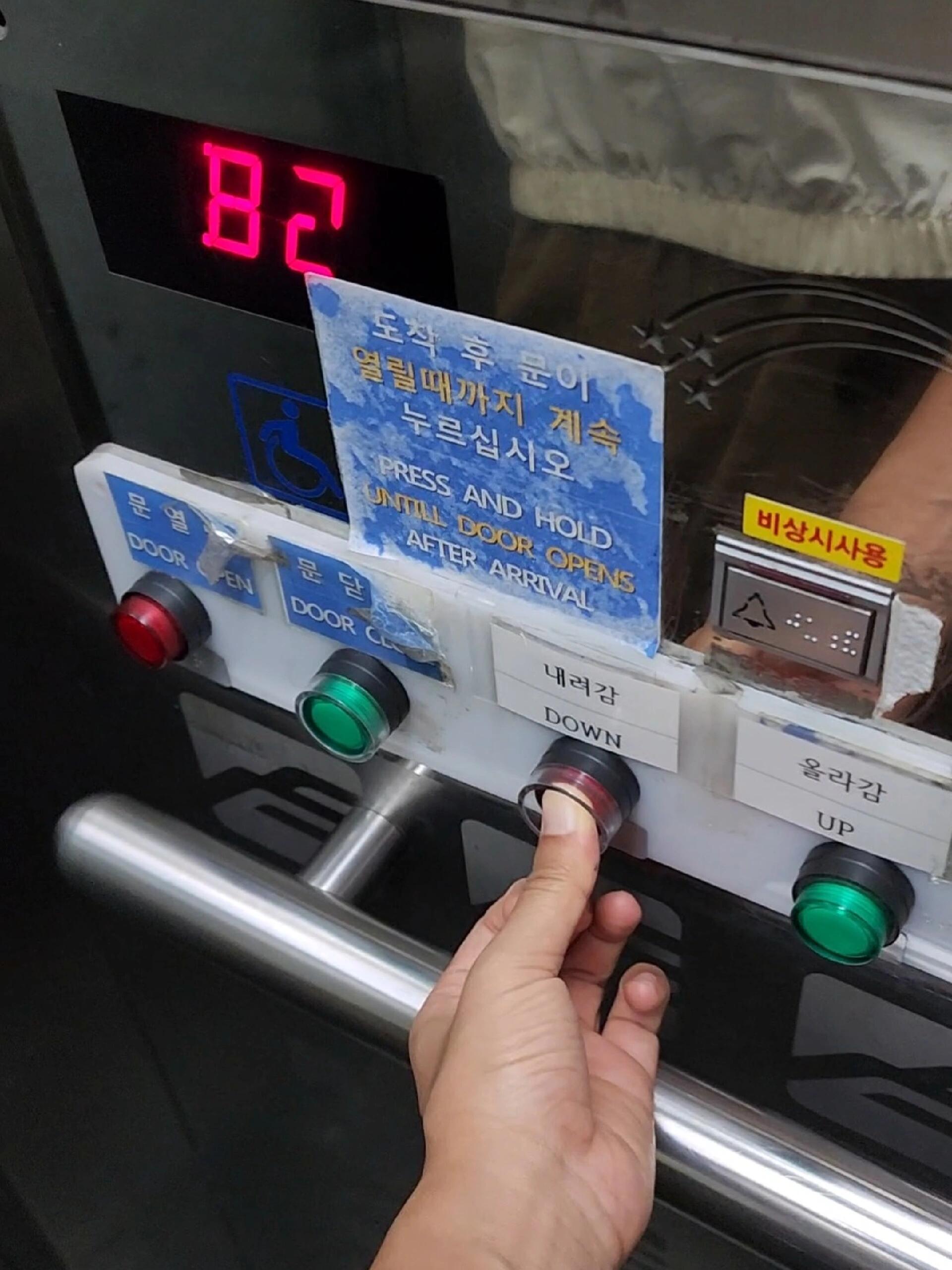 
                        探秘韓國的復古電梯???想象一下，在韓國釜山，你遇到一部仿佛穿越時空的電梯，四年前的記憶突然閃現，那個需要人工“驅動”的電梯竟然還在！就是這樣，你得持續按著按鈕，電梯才會上下移動????。手一旦松開，電梯就會停在樓層的中間，連門的開啟也得靠手動控制??。但說真的，這種設計在節能上真的很有優勢呢????。#韓國釜山 #節能環保 #復古電梯