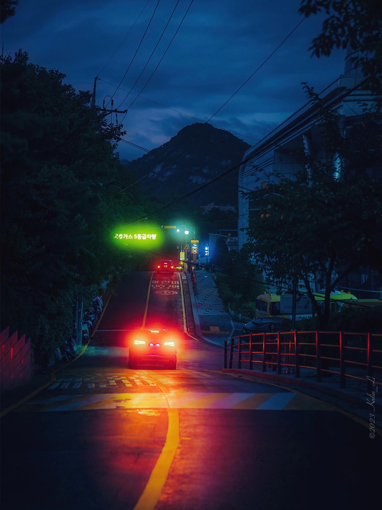 
                        首爾南山便利店的動(dòng)漫風(fēng)調(diào)色???#旅途中的美景 #韓國旅行 #首爾 #攝影日常 #首爾夜景 #首爾南山塔 #治愈系風(fēng)景漫步在首爾的街頭，偶然間發(fā)現(xiàn)了一家便利店，它的色彩與南山塔的夜景相得益彰，仿佛走進(jìn)了動(dòng)漫的世界。?????這里不僅是購物的好去處，更是攝影愛好者的天堂。???在這里，每一個(gè)角落都散發(fā)著獨(dú)特的魅力，讓人忍不住要記錄下這份獨(dú)特的治愈系美景。????下次來到首爾，不妨也來這里，找尋屬于你的那份動(dòng)漫風(fēng)調(diào)色吧！????