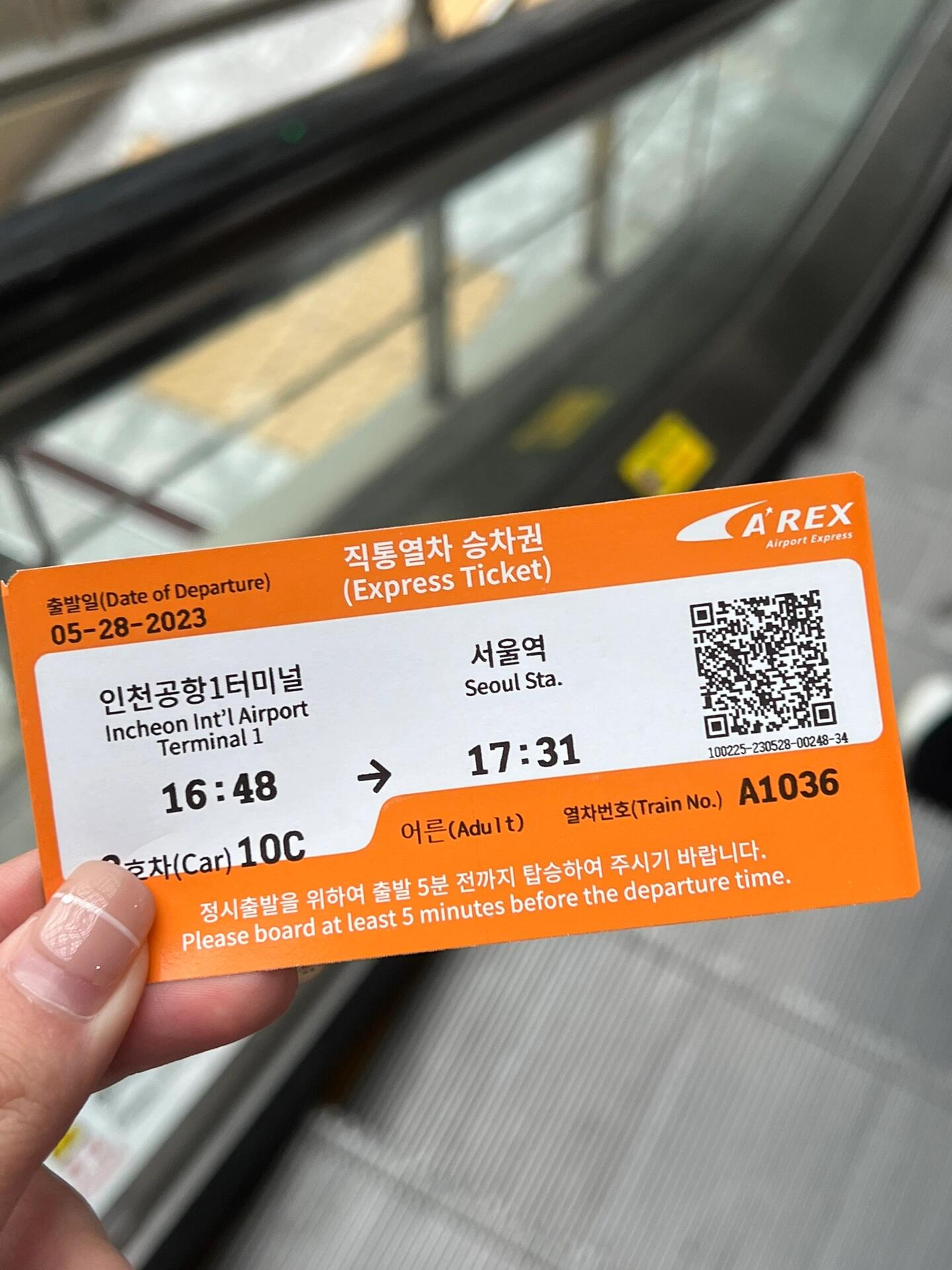 
                        ????｜ 仁川機(jī)場?? 首爾40mins 超詳細(xì)攻略??仁川機(jī)場??搭乘AREX快線全程40分鐘直達(dá)首爾，沒有中途停靠站哦！??速度真的是杠杠的，確認(rèn)過眼神，這是去首爾最快的交通方式了！??在機(jī)場里，到處都是清晰的指示牌，只要抬頭尋找黃色的Airport Railroad標(biāo)識，跟隨指示一路前行，記得下電梯右轉(zhuǎn)??，就能看到圖4??里的那臺售票機(jī)啦。小貼士：雖然售票機(jī)標(biāo)有刷卡標(biāo)志，但我和旁邊的國際友人都沒能成功刷卡支付（還好我聰明如我，提前準(zhǔn)備了現(xiàn)金??）。??單程票價(jià)9500韓幣，直達(dá)首爾站，全程無停40分鐘，簡直不能更方便！當(dāng)然，如果你想體驗(yàn)普通地鐵，也可以選擇中途停靠的線路（去便利店??，在韓國常見的是CU，跟店員說“T Money card”就行），充值后就可以直接刷卡乘車。??雖然網(wǎng)上有說可以預(yù)訂車票，但考慮到領(lǐng)行李??的時(shí)間不好把握，我還是推薦大家到了現(xiàn)場再買票！這樣更靈活，也不用擔(dān)心時(shí)間上的壓力。#仁川機(jī)場 #首爾 #首爾旅行 #韓國 #韓國AREX指南 #韓國交通 #韓國交通卡 #韓國地鐵 #地鐵