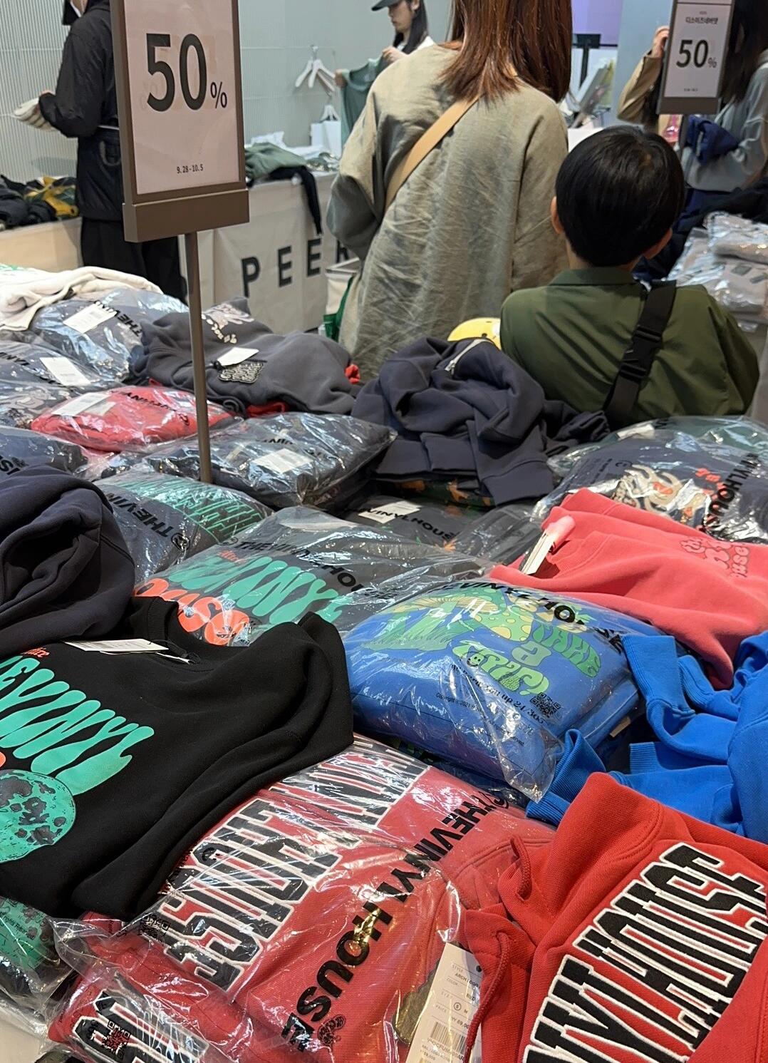 
                        ???韓國購物日記：我的首次大規(guī)模衣物采購之旅??在韓國生活了一個(gè)月，終于迎來了我第一次的大規(guī)模衣物采購之旅！?? 新村和永登浦的商店都在搞折扣，我決定就在一天之內(nèi)把衣服都買齊了。??逛街的時(shí)候我發(fā)現(xiàn)了一個(gè)問題：在韓國，想要找到那種既時(shí)髦又不太貴的牛仔褲真的不容易啊！?? 我現(xiàn)在超級需要那種既長又寬松的褲子，它們在哪里呢？??如果你們有在韓國買褲子的經(jīng)驗(yàn)或者好去處，一定要告訴我哦！?? #韓國穿搭 #韓國生活 #購物分享 #韓國購物 #新村 #弘大