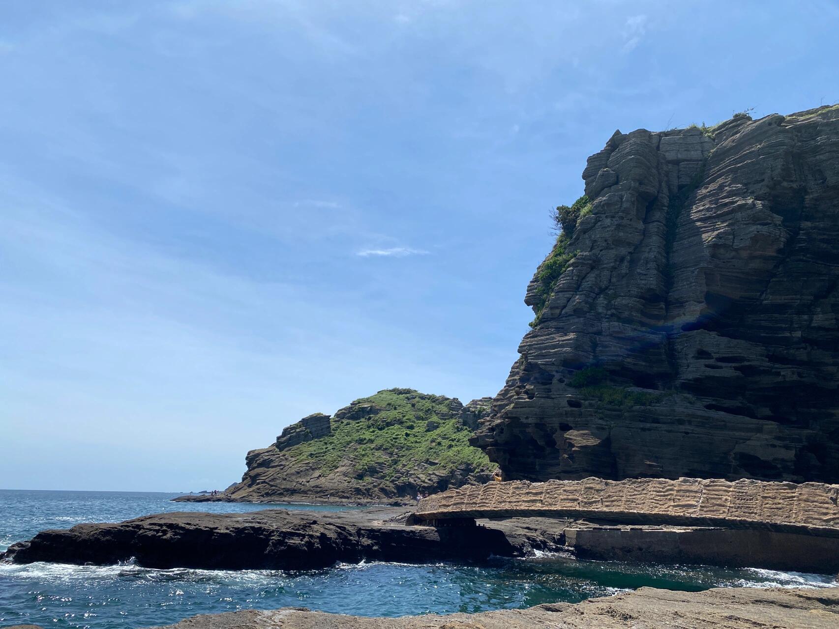 
                        ????濟(jì)州島西岸絕美風(fēng)景～龍頭海岸”大家好??！今天要跟大家分享一個(gè)濟(jì)州島的隱藏寶藏???，那就是令人驚嘆的“龍頭海岸”！起初，我對這個(gè)地方并不抱太大期待，甚至在門口停好車后還猶豫要不要進(jìn)去。但內(nèi)心的冒險(xiǎn)精神告訴我：“既然來了，就進(jìn)去看看吧，拍個(gè)照留念。”結(jié)果，這一走，簡直是美翻了天！??這里的山脈景色壯觀至極，仿佛是經(jīng)歷了千年海水的雕琢，形成了一幅自然的藝術(shù)品。站在山房山上往下望，你會看到一條龍頭般的山脈伸向大海，景色美得讓人屏息。??龍頭海岸位于西歸浦市安德面沙溪里，建議大家出發(fā)前打個(gè)電話到064-794-294確認(rèn)一下最晚入場時(shí)間哦，因?yàn)檫@里的潮汐每天都有所不同。而且，門票只需2000韓幣/人，對于這樣的絕世美景來說，簡直是超值！??如果你也被這份自然之美吸引，那就不要猶豫，趕緊來濟(jì)州島體驗(yàn)一番吧！??#濟(jì)州島 #自然風(fēng)光分享 #韓國旅行攻略 #濟(jì)州島旅行 #龍頭海岸 ???
