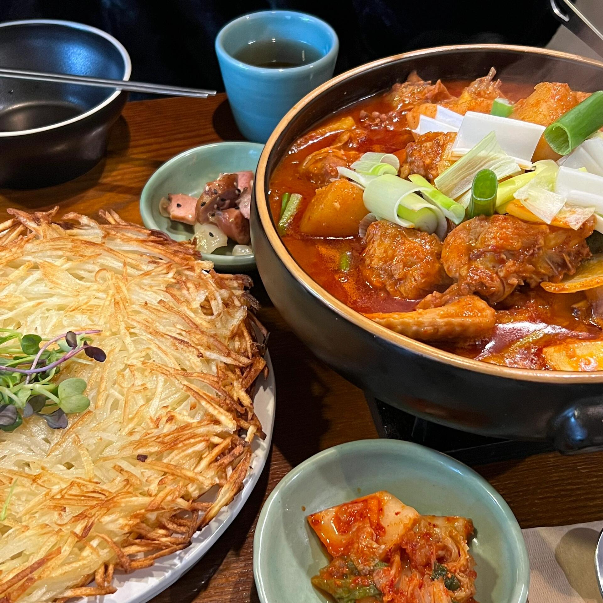 
                        ????首爾探店｜新村弘大延南洞美食店推薦??家人們來首爾，我不允許有人沒去過我推薦的店!!??1. ??? ??? 正統(tǒng)家新村店???? ???? ???9? 7 1?泡菜五花肉真的很香！用蘇子葉來包肉吃的，最后來個(gè)炒飯收尾，味道好極了！??2. ??? ??? Sokoa弘益大學(xué)店???? ??? ????15? 49 1? ??? ???我們是直接點(diǎn)了招牌?????和?????????，盲點(diǎn)真的也不會出錯(cuò)！咖喱吃完還可以再續(xù)哦！真的超級推薦！????3. ?? Bomtti???? ??? ???38? 30 3?這家店在延南洞，喜歡這家店的原因是裝修太好看了!!吃的我們算是盲點(diǎn)的那種，味道也還不錯(cuò)，主要是推薦的就是一個(gè)環(huán)境~??4. ????? Joahae雞爪???? ??? ???3? 20我們點(diǎn)了套餐???? ??，套餐里有烏冬面還有飯團(tuán)，我們選擇的是一半無骨一半有骨??要加錢，分量比我想象中的要多。??5. ??? Gyedamda???? ??? ???38? 33-20 ?1?, 1?我算是第一次在韓國這邊吃烤雞，真的很好吃哇!! 雞肉很嫩，是我沒吃過的很特別的味道~??6. ???? Daepo燉雞???? ???? ??? 27-1 ???? 3?真的很喜歡吃芝士哇！我們選擇了有薯?xiàng)l的燉雞，再加上芝士真的很爽！最后結(jié)賬會跟你石頭剪刀布，贏了的話可以減一點(diǎn)錢(大概減一兩千韓幣這樣)????7. ???? ???? Sosinisso???? ???? ???5?? 19 1?這家店上過電視，牛排骨年糕很好吃就是分量有點(diǎn)少，飯點(diǎn)的時(shí)候人會很多建議錯(cuò)開時(shí)間去吃，最后我們還有點(diǎn)炒飯收尾！????8. ?????? ??? Ijjibang故事新村店???? ???? ???7? 18 1?這家店我真的強(qiáng)推!! 算是一家酒館吃飯的，所有的食物主打不超過一萬韓幣，是個(gè)特別經(jīng)濟(jì)實(shí)惠的酒館，氛圍也超級好！東西就是跟價(jià)格差不多的品質(zhì)，中規(guī)中矩。是我個(gè)人很喜歡的店~??9. ??? 御膳房???? ??? ???38?? 3 1?當(dāng)時(shí)吃完真的拖著肚子扶墻走，分量感人！土豆餅必點(diǎn)哇！酥酥脆脆真的超級香~家人們快沖!!????#首爾新村美食 #弘大探店 #延南洞探店 #首爾美食 #韓國美食 ???????