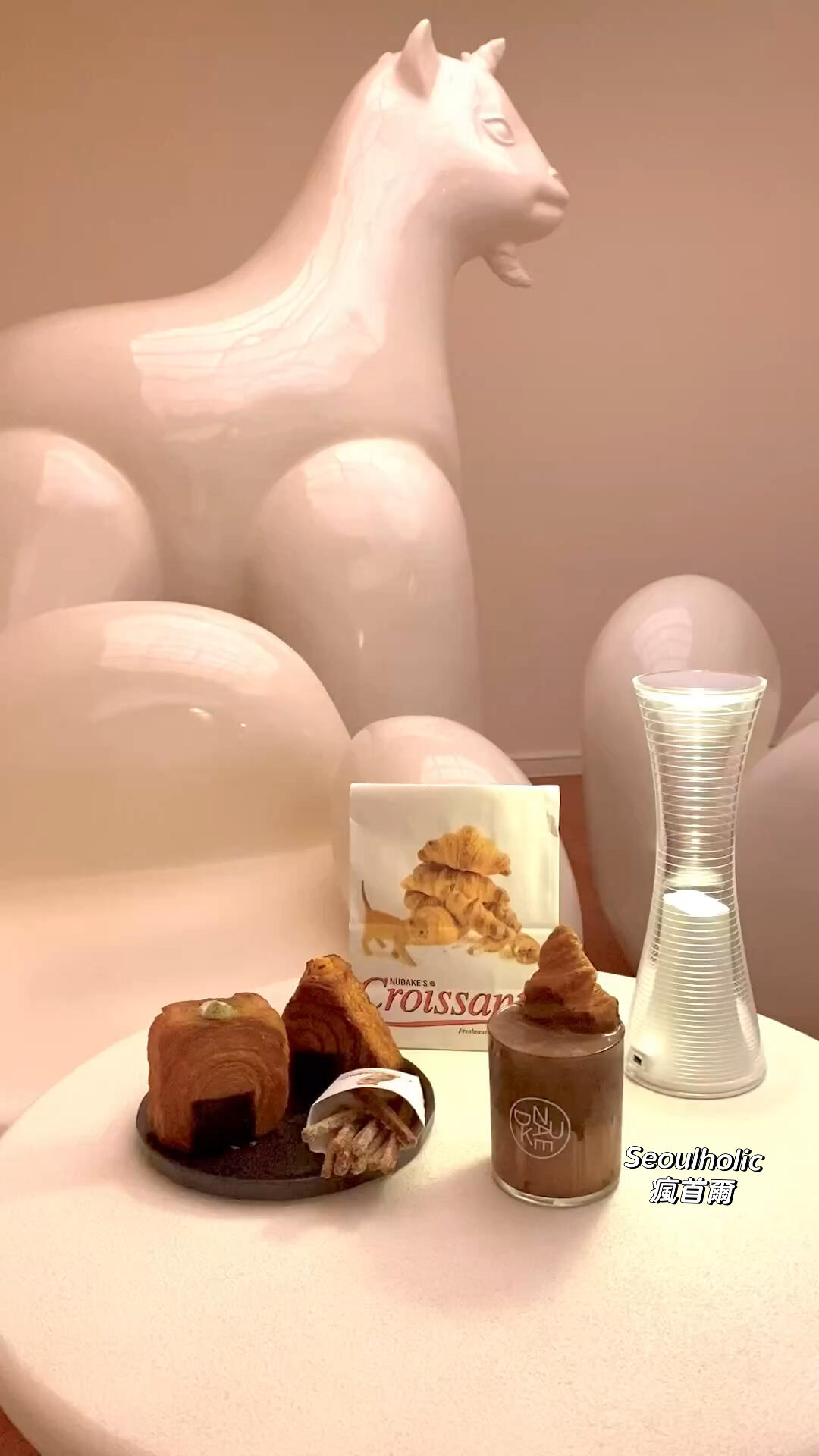 
                        ???? Nudake 牛角酥 天花板Nudake 第三間分店 上星期五已經(jīng)開了～當(dāng)天去到超多人排隊(duì)???♀???唯有放棄所以選了今天去朝聖未開門前已經(jīng)去到 但也有不少人排隊(duì)等候入到店內(nèi) 有超大型的牛角酥藝術(shù)裝置 非常吸睛今次這間分店主打牛角酥??招牌 Oniwasang 好像飯團(tuán)??一樣 很搞鬼味道共有6種（綠茶口味是必吃的）另外的一款薯?xiàng)l??也是必吃的 配上果醬吃起來很開胃其餘的麵包糕點(diǎn)都很吸引??巧克力??Latte面上有朱古力醬 及牛角酥?? 好邪惡2樓是座位區(qū) 充滿了藝術(shù)氣息有大型雕塑基本上每一處到都是打卡位??溫馨提示 ： 平日去的話會比較好，因?yàn)檫L末必是很多人#韓國生活 #韓國日常 #韓國探店 #韓國 #韓國旅游 #韓國吃播 #吃貨在韓國 #韓國料理 #韓國咖啡廳 #首爾探店 #首爾美食 #首爾旅行 #吃貨在首爾 #首爾旅游 #NUDAKE #新沙洞林蔭路