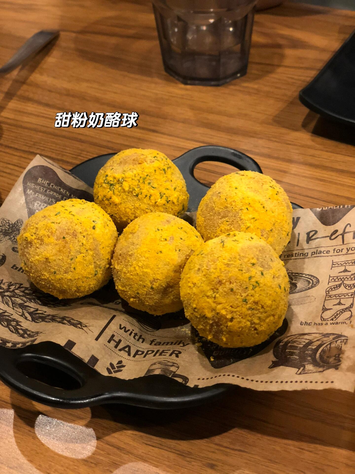 
                        濟(jì)州島Day2 | 月汀里 | 咸德海水浴場DAY2??酒店-月汀里-咸德海水浴場【???】??：Index濟(jì)州島夢幻酒店?? 40 Eunnam 1-gil, Yeon-dong, 濟(jì)州市白天是中國前臺溝通方便；第一天到的時(shí)候下著雨前臺女生主動(dòng)問了每個(gè)來入住的中國親故需不需要雨傘，在異國他鄉(xiāng)真的會感動(dòng)??10:00-11:00??月汀里【??/naver地圖】?? woljeongri beach/?? ??? ??? ????? 525 (??????）11:00-15:00??逛吃拍照【??】（P2）午飯：排骨湯???? ??? ??? ??? 667??濟(jì)州島最愛的一頓????但要求幾個(gè)人就要點(diǎn)幾人份的主食??最后結(jié)賬的時(shí)候多算了我們18000??如果去吃的話記得提前把賬單算一下不然會被????mongle餅干店 就在排骨湯左手邊（P3）【那天下著大雨沒有拍照；晴天比較好出片】15:00-16:30??逛吃拍照【??】??小狗咖啡館 ???? ??? ??? ??? 85【超級愛?????】（P11-14）??倫敦貝果店 ??小狗咖啡館旁邊（要早點(diǎn)到??）16:30-18:00??咸德海水浴場【??】（P4-5）?? Hamdeok Seoubong Beach ???????18:00-20:00??日落咖啡館【??】（P6-10）moalboal???????? ??? 【20點(diǎn)關(guān)門】20:00-23:00市區(qū)晚飯【??】??bhc炸雞（P15-16）??27 Sammu-ro, ?? ????? Jeju-si, Jeju-do四個(gè)人點(diǎn)了四份???一份芝士炸雞?一份韓式醬油炸雞?奶酪球（分量很多但是味道很好）【留著下次再去的地方】??MouMoon咖啡店????? ??? ?????? 460 2?（大落地窗）??愛麗絲（抹茶冰） ?? ?? ??? ???? 10 1??????文創(chuàng)店?? ??? 1278-1或峽才海浴場叫??地址359??Hallim-ro, Hallim-eup, Jeju-si, Jeju-do (Zip Code)63011#旅游 #攻略 #濟(jì)州島旅行 #濟(jì)州島 #月汀里海灘 #咸德海水浴場 #bhc炸雞 #韓國