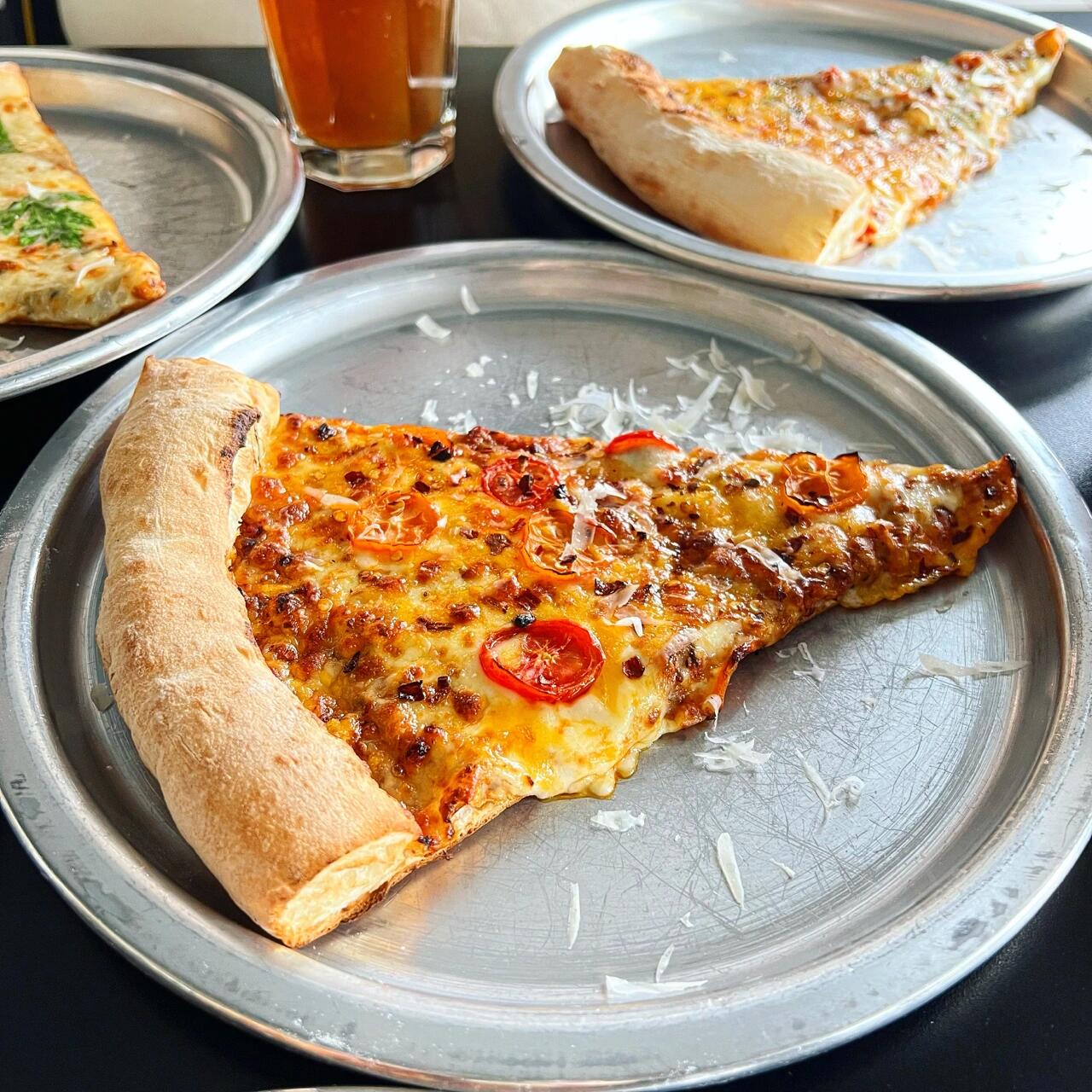 
                        首爾梨泰院美食探店｜Italian pizza ????????：HOMER PIZZA探尋梨泰院的隱藏寶石，一家意式pizza小店等你發現！這里的cheese濃郁得讓人難以忘懷，熱騰騰的pizza拉絲滿足所有的味蕾期待。??我的心頭好，正宗的意式風味pizza ??，每一口都是幸福滿滿。不僅如此，店內還有各種果味啤酒??，與pizza的完美搭檔，讓人一試難忘！#我的美食日記 #美食日常 #梨泰院美食 #首爾探店 #意大利風味 ?????