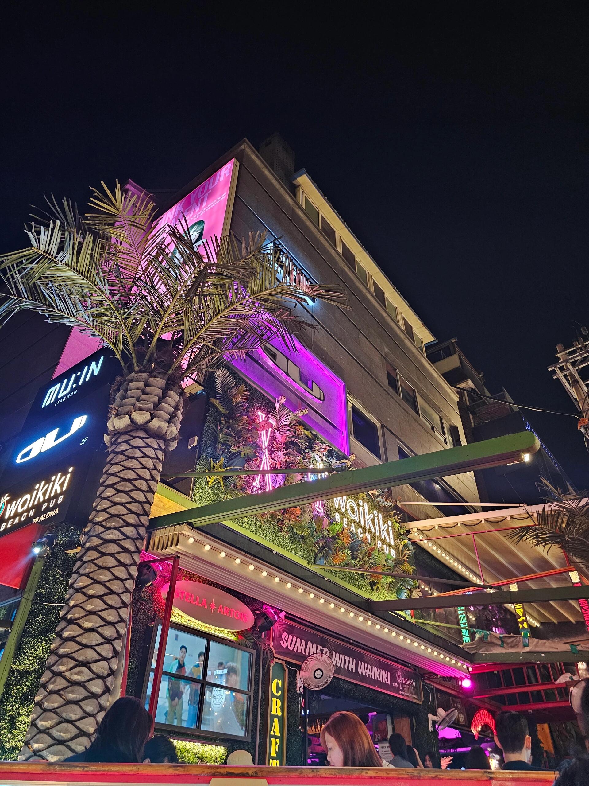 
                        梨泰院Waikiki夜店體驗??免費入場，消費自愿哦～??店內氛圍超棒，感覺整個人都被點燃了，絕對是梨泰院的熱門之選??而且哦，門口的安保小哥哥真的是顏值爆表，讓人心動不已呢??玩得超嗨，梨泰院Waikiki，我還會再來的！?#梨泰院 #梨泰院夜生活 #首爾夜店 #韓國熱點 #旅游必打卡