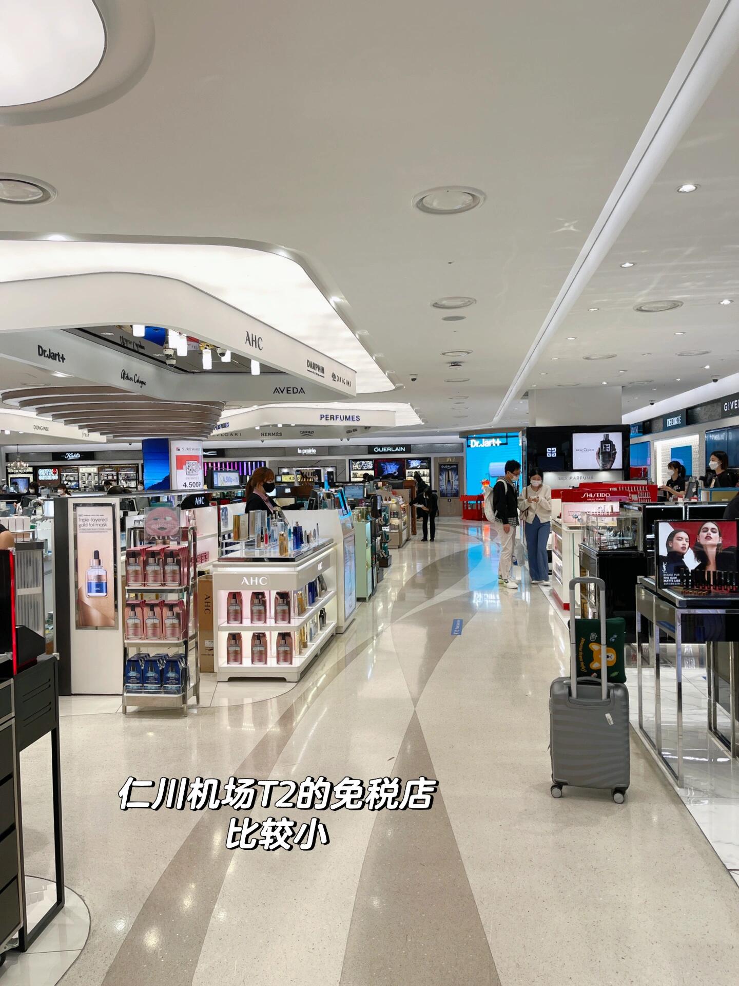 
                        首爾購物攻略（不要當特種兵）#嘗試一個新look排名分先后現代>galleria 狎鷗亭>明洞樂天>漢南、圣水??? 現代百貨（平價+大牌）新商場，購物環境超贊?。B2層聚集了本土品牌，還有各種潮牌（超多，控制好你的錢包哦??）往上是奢侈品或高街輕奢區如果只想留一天購物，這里就能滿足你！可以逛上一整天！別忘了享受tax refund哦逛累了，商場內就有美食和下午茶??超級便利?? 江南galleria + 狎鷗亭（大牌集中地）位于首爾富人區江南，百貨里的品牌超全，狎鷗亭的獨立街邊店和買手店也很豐富。跟三年前比，還是那么熱鬧。雖然林蔭道有些衰敗（關店不少），但平價品牌還是有的。?? 明洞樂天百貨（大牌+平價）可能是最熱鬧的購物地了樂天百貨的好處是可以直接退稅大牌一應俱全，平價的話可以去young plaza想買韓妝的話，這里選擇也很多。???♂? 漢南洞、圣水洞新興的商業區。韓國本土品牌居多，買手店也不少。店鋪比較分散。漢南洞有不少坡和臺階，走一天真的像特種兵訓練，主要是店鋪分散，面積小。打卡和拍照的好地方，咖啡店特別多，超適合拍照。購物體驗就不那么推薦了圣水洞沒去過，但聽說更加分散。#打卡 #旅游攻略 #首爾購物 #明洞樂天百貨 #汝矣島現代百貨店 #江南 #狎鷗亭探店 #圣水洞 #漢南洞