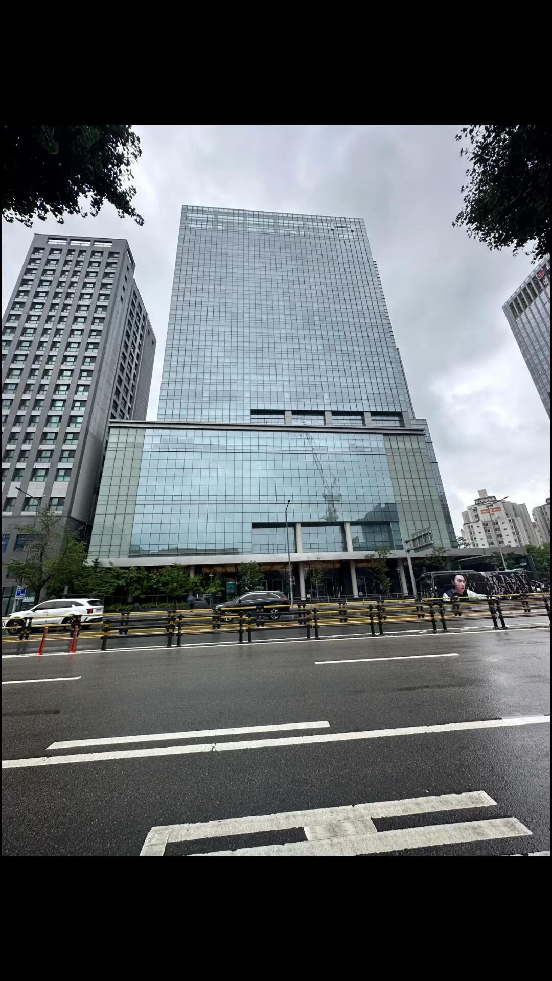 
                        ??首爾追星之旅：HYBE打卡指南??兩條路線供你選擇，一條是乘坐1號線到龍山站，從1號出口出來，按照視頻路線走，大概需要10多分鐘的時間???♀?；另一條是乘坐4號線到新龍山站，從2號出口出來，沿著出口方向逆行，大概需要8分鐘的時間???♂?，你就會看到HYBE大樓在你的左手邊啦??。#韓國 #首爾 #kpop #追星 #打卡 #韓國旅行 #首爾旅行 #HYBE ??????????????