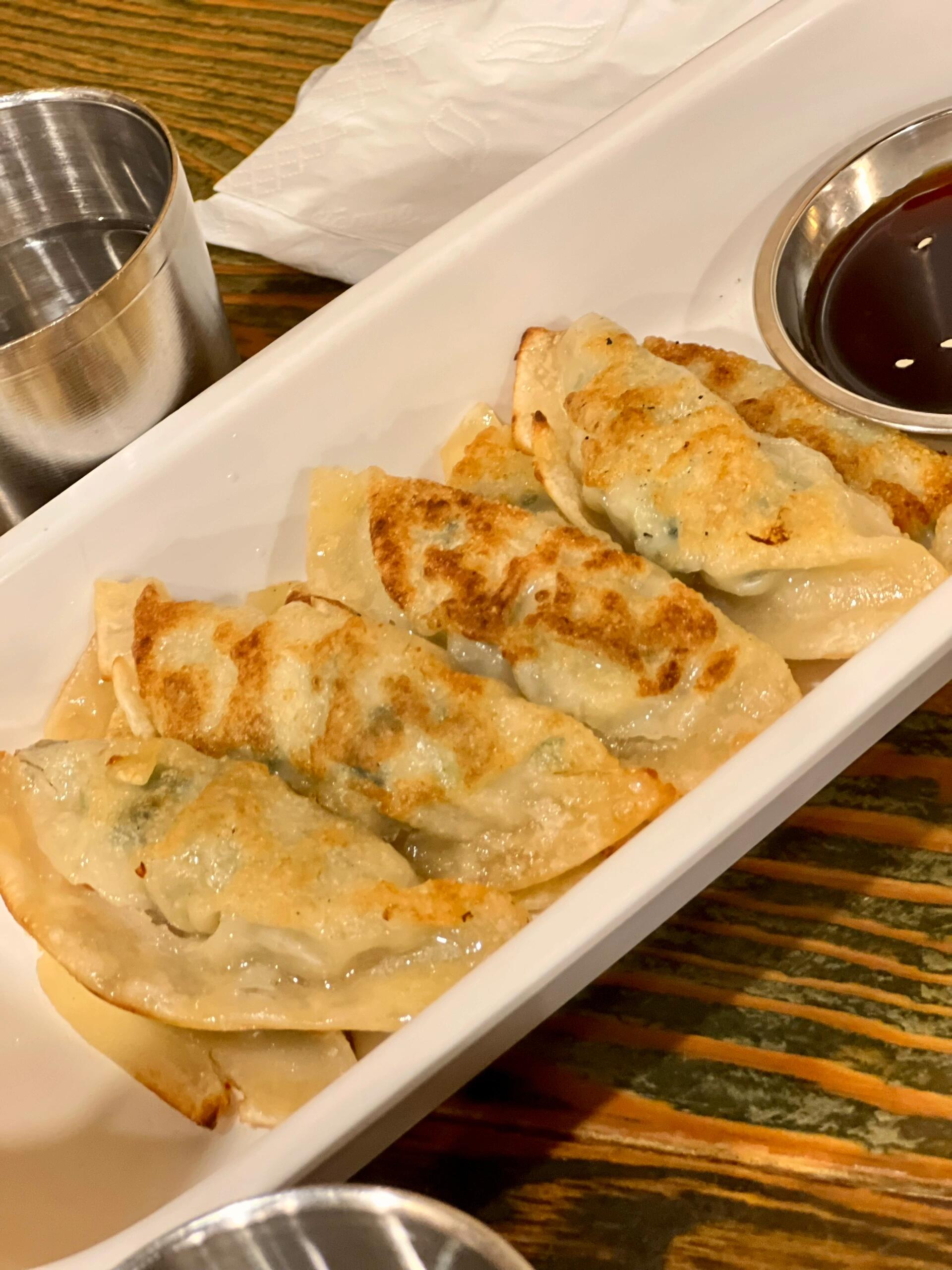 
                        ???? 韓國料理控的香港心頭好！我的No.1韓餐推薦！?? 星星 Pho Cha (佐敦)?? 溫馨提示：店鋪有點隱蔽哦，炎炎夏日可能需要走一小段路，所以如果是來香港旅游的話，可以選擇就近解決美食需求，不必特地跑一趟！夏季不推薦醬油蟹，但湯品是必點項！位于佐敦文英街18號文英樓地下，店面不太顯眼，從高鐵站的柯士甸出發步行約四分鐘；從佐敦地鐵站A出口走大概十分鐘就到。這家韓餐廳是我意外發現的寶藏，現在成了我心中的最愛！想吃正宗韓料，這里是我的首選，連我韓國的朋友們都知道這家店。他們提供的分量超級大，性價比極高。我現在只希望他們不要因為太火而漲價，當然也希望不要倒閉哈哈哈！店名中的“Pho Cha”聽起來像是韓越混合餐廳，但他們的食物真的非常地道！脊骨土豆鍋上面鋪滿了蘇子葉和蘇子粉，味道正宗到讓我回味無窮。因為位置稍微偏僻，所以基本不用排隊，喜歡韓國料理的朋友們一定要嘗一嘗！沙拉冷面雖然顏值高，但口味一般，所以不太推薦（偏甜）。醬油蟹不如醬缸的好吃，可能是季節原因。泡菜餅值得一試，餃子和小菜也不錯，但湯品才是真正的驚艷之選！PS：有熱心網友反饋說牛腸鍋???，但炸雞就算了。還有人說這家店衛生情況不佳，但我個人多次光顧都覺得挺好的，之前的筆記可以證明我去過很多次。雖然香港有很多好吃的韓料，但這家的土豆脊骨湯實在是太對我的胃口了，吃過很多家之后覺得這里最正宗。不喜歡的朋友可以自行選擇哈！#香港美食 #香港生活 #香港探店 #香港打卡 #香港必吃 #香港吃喝玩樂 #探店 #周末探店 #美食探店 #尖沙咀美食 #佐敦美食 #香港西九龍高鐵站 #韓國料理 #香港韓國料理 #香港餐廳 #愛官方別限流 #愛官方官方大大求熱門 #100家探店計劃