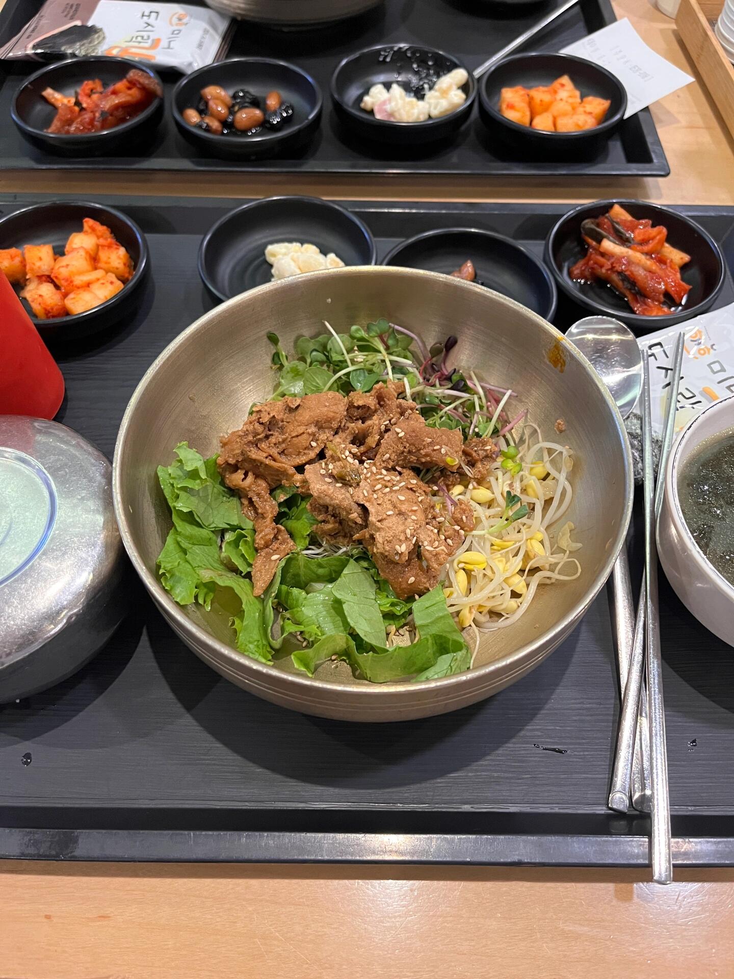 
                        你別說 韓國的飯還真挺合我胃口??????釜飯在釜山住的地方附近就有一家，順道就去吃啦，也不需要排隊。吃完結賬還送了我們兩瓶乳酸菌，很貼心！?????????????在海云臺的一家參雞湯，走進去看到很多當地叔叔阿姨在吃，就知道來對地方了。我們點了綠豆和鮑魚兩種，我個人覺得綠豆的更清爽一點。????1984 ??? ??在釜山站附近的一家冷面，也是看著門口有人排隊就進去吃吃看，味道不錯的。碰巧路過可以嘗嘗哦！?????????在尾浦的一家海鮮店，點了海鮮拼盤和鰻魚飯，我朋友說是她吃到最滿意的一家。就是人多要等位，但到前面海水浴場散散步，時間就很快到啦。????豬肉湯飯釜山站附近隨便找的一家，本來要去很出名的那家，結果排到了隔壁家的隊??。但這家也充分好吃，是我吃過的top1湯飯。????????????在西大門的一家血蚶拌飯，好像是沒有分店的。料特別足的一份，姨母也很親切，不枉我們特地找來吃。????????弘大的牛肉脊骨湯，很適合血拼完進去吃一頓。肉很軟爛，湯也蠻好喝，吃完可以試試追加一份炒飯。??????? ???麻浦區的炒年糕店，聽追星搭子說是曹圭賢同款。我一個不愛吃年糕的人都覺得很好吃，而且超級劃算，兩個人才吃了50人民幣不到。?????弘大鐵板炒雞感覺每一家炒雞都差不多，中規中矩的味道。?????????在釜山海云臺步行街閑逛時偶遇到的一家美食店，是很慈祥老爺爺老奶奶開的。看到很多人專門開車來買。????????釜山很有名的面包店，因為走的時候吃了飯就只帶了一個，面包腦袋完全后悔。蓮藕紅豆包全是餡料！！????????釜山魚餅很出名，看到很多阿姨買來當手信。我也夾了兩個在KTX上面吃，果然跟著阿姨們買準沒錯。???? ???看推薦在機場買的雪糕，應該是連鎖店。點了海鹽味兒的，里面還有堿水結餅干碎。????仁川機場韓料機場有好多好吃的，感覺隨便一家都不會出錯。時間充裕完全可以吃一頓再上飛機。??#韓國 #首爾旅行 #釜山旅行 #首爾美食 #韓國美食 #釜山美食 #海云臺 #弘大美食 #麻浦 #吃貨日記