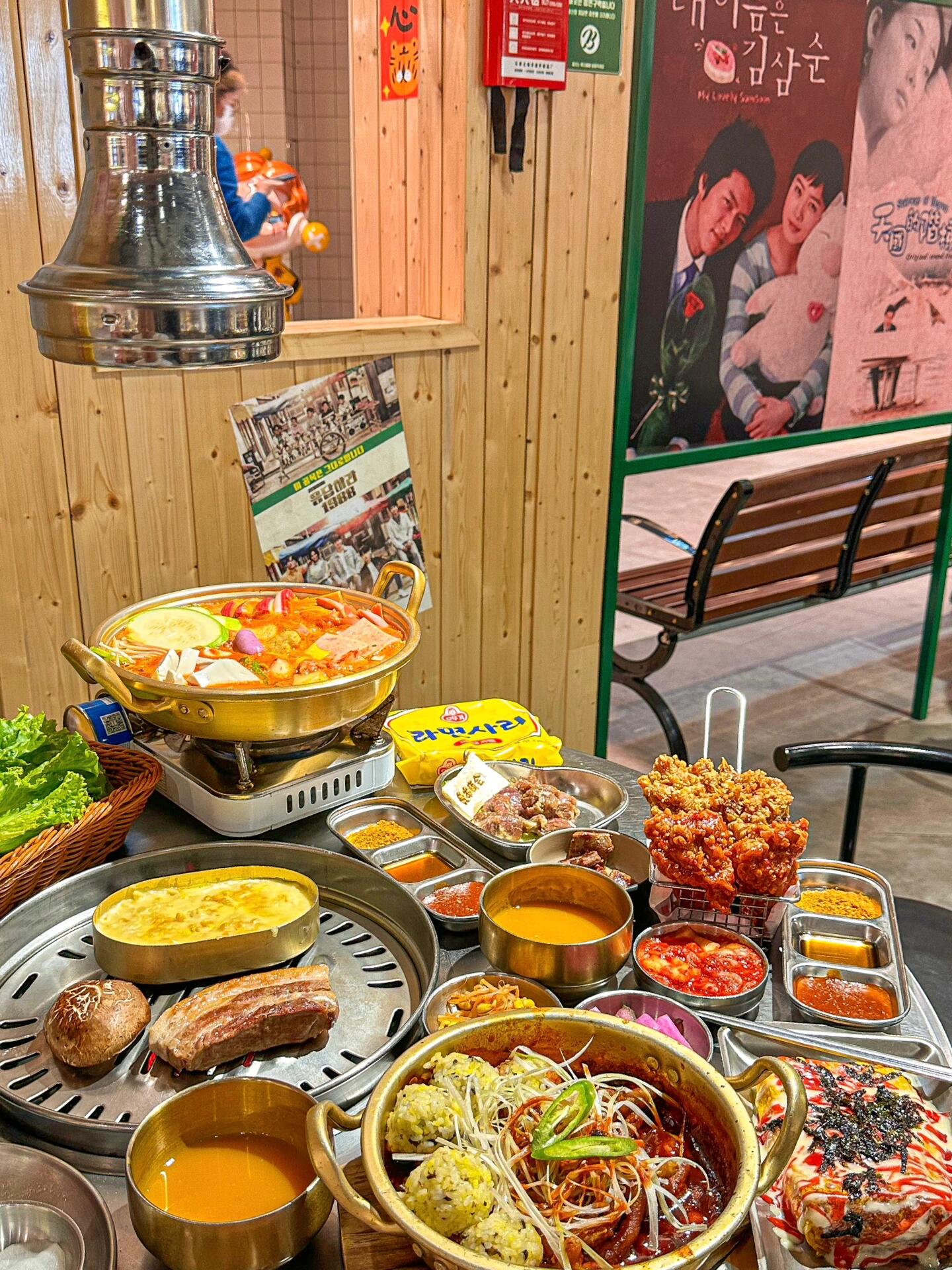 
                        在上海的寶子們，這家韓料真的推薦！！??????好久沒吃韓餐了！芝士拉絲瀑布部隊鍋?炸雞誰能拒絕啊啊啊????，經過親測認證是平價又好吃，撐到扶墻出…真想再去1000000000次！??????點的都沒有踩雷！我pick辣雞爪飯團！雞爪很入味，底下還有糯嘰嘰的年糕?????。夸夸五花肉蛋糕??…真的很有創意，造型逼真hh草莓味的慕斯蛋糕????。??貴本商會炭火烤肉·韓式大排檔#上海探店 #上海美食 #韓國料理 #韓式烤肉 #周末探店 #周末去哪兒吃 #周末去哪兒 #筆記靈感