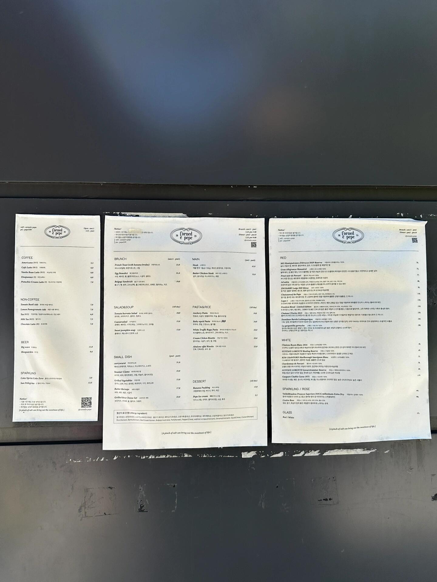 
                        ????來我家后院做客吧～東大門庭院式Brunch??和朋友來了最近超火的這家庭院式餐廳&咖啡廳，我們大概12點半到的，嗯…門口超多人等位（不過外面很多座椅，可以坐在等），先在門口取號，有兩個選擇：室內座位和室外座位，我們取號的時候室內要等5桌，（大概是因為座位多吧)，室外要等15桌。雖然要等十幾桌，但是很快就到了，沒到一小時就到我們了。因為我們選的室外，所以進門之后，工作人員告訴我們左邊和右邊都有院子，是可以選擇的，看了一下，果斷選擇了外面的大草坪座位。點餐就是看桌子上的號碼牌，然后去前臺點單，先結賬。點完付過錢，就等著餐送過來就行了。菜單上有brunch和dinner（供應時間不同，有all day/am11:00-pm3:00/pm5:00-pm9:00），在brunch和dinner時間，必須是一人一餐（基本上????餐廳大多數都是這樣的要求），午休時間是pm3:00-pm5:00，這個時間只能點飲品和甜品??使用時間最多是兩個小時（我感覺蠻充分的，因為出餐速度很快的）。??? ??? ?? ??? 白松露肉醬意面 23000這個好好吃的，是通心粉，一端上來就聞到了松露的味道～我比較喜歡吃這個肉醬，還蠻實在的，沒有很碎，還是可以吃出肉的，分量也很多！這個個人感覺全場MVP！?????? 法式吐司 15000吐司浸泡雞蛋之后，再烤一個，中間松松軟軟的，外面酥酥的！還有半塊香蕉??，很甜。搭配的醬汁大概是黑糖之類的（吐司本身就已經有甜味了，本人不太喜歡太甜的，只淺淺嘗了一下醬汁，但是我朋友說很好吃！）?? ????? 冰淇淋 5500這個就是奧利奧冰淇淋，也很不錯的味道～上面點綴了橄欖油??（一開始我還以為是糖稀），鹽??和胡椒。?? ?? ??? 檸檬石榴氣泡水 7000這個顏值好高啊，很出片，味道也很不錯，放了很多的石榴粒。地址：?? ?? ????8? 21 1????1? 33-9營業時間： 11:00-22:00（last order 21:00）每周四休息#韓國探店 #首爾探店 #寶藏餐廳分享 #韓國美食探店 #首爾美食 #吃貨在首爾 #東大門美食 #韓國brunch #韓國咖啡廳 #韓國ins風咖啡廳 #韓國特色咖啡店 #100家探店計劃