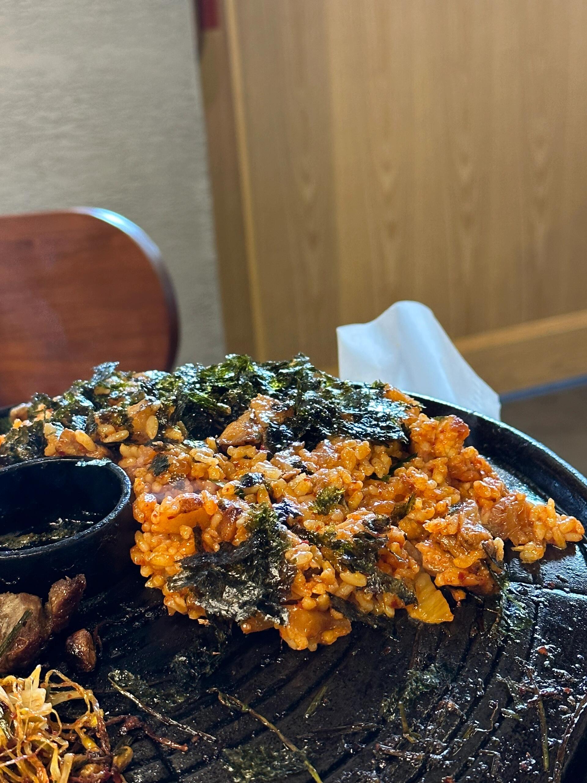 
                        廣州必吃的韓式烤五花肉??#韓國料理 #烤肉控必看??李師傅韓國五花肉(遠景路三號店)??位于廣州市白云區遠景路88號Calling all BBQ lovers! 快來這家隱藏在韓國超市后面的韓式烤肉店！遠景路是個韓餐天堂，雖然有點遠，但超值得一試！????店內環境超贊，寬敞明亮，和閨蜜一起享受了198元的豬肉二人餐大餐。服務員阿姐們的熱情和禮貌讓人心情大好！???餐前小菜一上桌就是滿滿的八菜六醬，還有新鮮的生菜和蘇子葉，無限續加，超滿足！???拌冷面酸酸甜甜，配上紫菜、胡蘿卜和雞蛋絲，冷面勁道，醬汁均勻，消暑解渴，比普通水冷面還要好吃！???李師傅烤豬肉一大份韓劇里的經典五花肉，預烤得恰到好處，稍微加熱就能享受焦香的美味。肥瘦相間，香而不膩，搭配的韭菜、金針菇、豆芽、蕨菜、菠蘿和辣白菜，烤后更加美味。特別推薦烤辣白菜，咸香辣，超級下飯！別忘了蒜片，它是提香的秘密武器！???鍋蓋炒飯烤肉的完美收官是這份炒飯！把剩下的肉和飯一起拌炒，再加上紫菜、泡菜和雞蛋，香氣四溢！飲料自選兩支，都是正宗韓國罐裝飲品，還有免費的冰大麥茶，超級解渴。那天還遇到臺風，店里的Kpop音樂讓人感覺安全又愜意。三個人吃這個二人餐剛剛好，強烈推薦給大家！??#美食日記 #廣州探店 #今天吃什么 #美食分享 #韓式烤肉 #美味探索