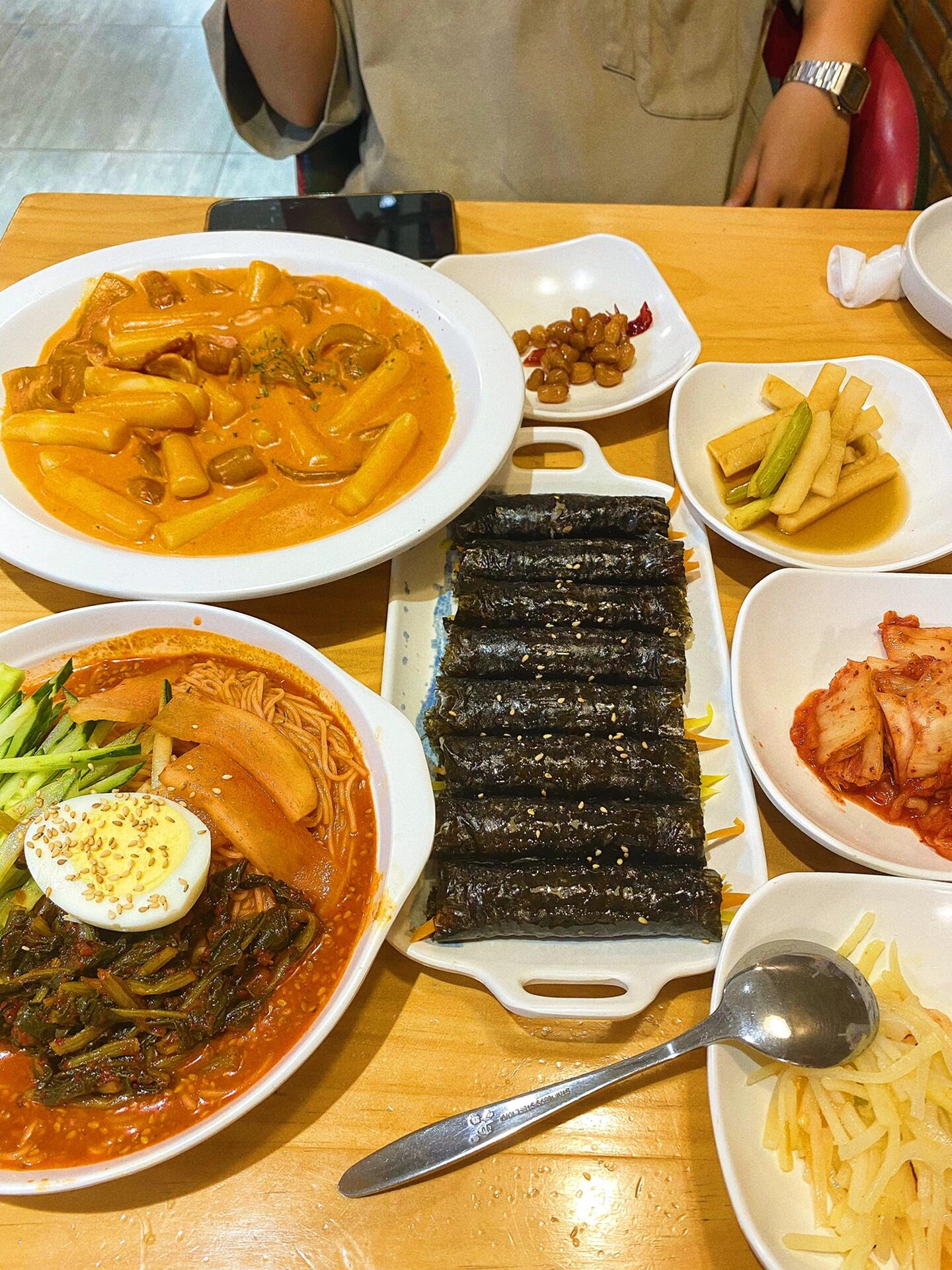 
                        這年糕..這冷面..誰吃了不迷糊… ??????韓料愛好者新發現的韓料寶藏店 滿足我看韓劇的一切幻想淡奶炒年糕奶呼呼的味道融合著一點微辣 年糕軟糯 寬粉Q彈 兩個都非常掛汁 里面還有小香腸和培根 奶油愛好者狂喜 這款是可以選擇辣度的 ?????蘿卜纓拌面蘿卜纓是韓國的一種腌菜 涼爽甜辣有嚼勁的冷面 配上蘿卜纓泡菜 解膩爽口 ????牛肉小不點紫菜包飯第一次吃這種細長的紫菜包飯 選擇的牛肉口味 單吃滿是香油的香味 沾滿年糕醬汁或拌面的料汁 又是另一種風味 ????店里還有很多其他的韓國料理 種草了很久的豆漿面它家也有 下次去要嘗嘗看 愛韓餐的小伙伴們 沖呀！！！ ???♀????♂???店名：山海珍味韓國料理??地址：賓水西道與凌賓路交口西南側奧城商業廣場17、18-商07???營業時間：10:00-21:00??人均：70+#韓式烤肉 #韓餐 #韓國料理 #天津 #天津探店 #天津美食 #美食日常 #美食分享 #美食探店 #周末去哪兒 #筆記靈感 #好吃的韓餐 #冷面 #炒年糕