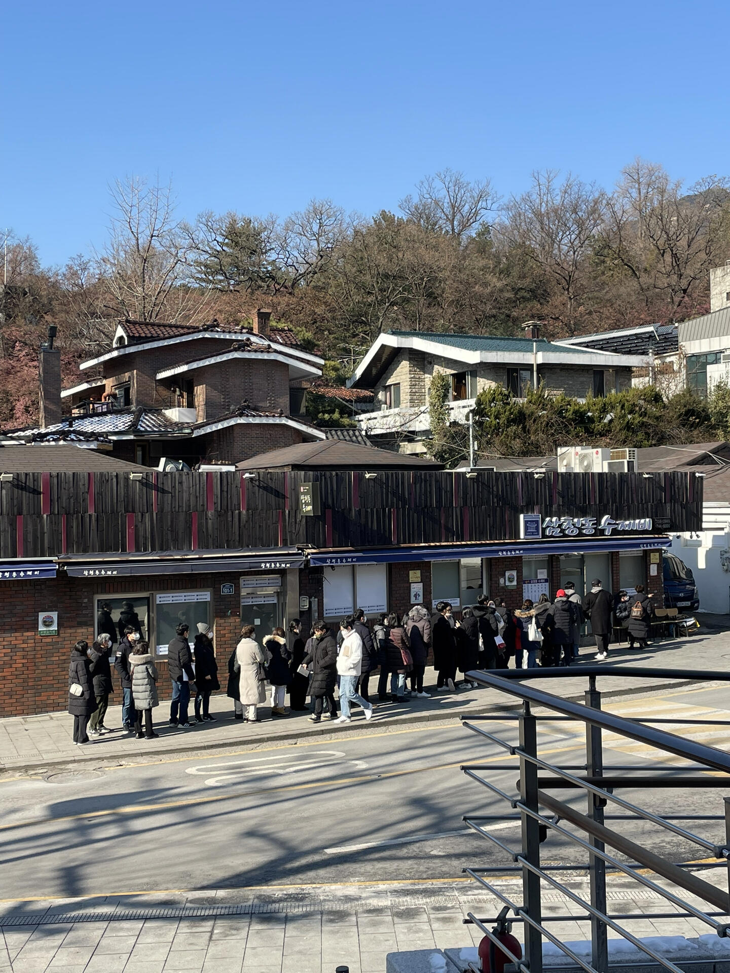 
                        首爾????我吃過最好吃的土豆餅??香脆軟糯??這家店大排長龍不是沒有道理的??看到排隊的有好多韓國叔叔阿姨們就知道這家應該不錯菜單上就只有這么幾個菜(圖5）～我們點了：1???????: 這個土豆餅差不多每桌都點了！口感好豐富～最外層煎到又香又脆，中間部分是有點軟軟糯糯的！不會很咸～配點辣白菜一起吃剛剛好，還很解膩！2???????: 面片湯的味道很鮮，很干凈！大冷天來上一碗熱呼呼的真的太舒服了！面片口感軟軟QQ的～好吃！店名：?????? （Samcheongdong Sujebi ）地址：101-1 Samcheong-ro, Jongno-gu, Seoul#韓國美食 #首爾美食 #首爾探店 #首爾三清洞 #首爾美食探店 #首爾旅行 #韓國煎餅