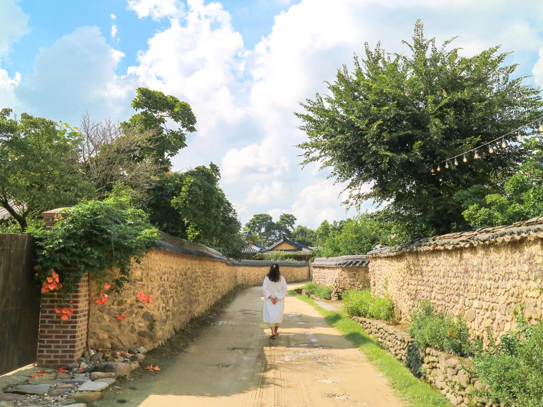 
                        ??探索韓國韓屋??——沉浸式體驗傳統韓式住宿文化親愛的旅行者們，如果你想要不一樣的K-文化體驗，那就一定不要錯過在韓國的傳統韓屋過夜啦！??韓屋，這個融合了自然美和簡約美學的住所，是那種慢生活的完美代表。想象一下，木質的結構、四周環繞的庭院，推開門窗，自然的風景盡收眼底，和大自然的呼吸同步，這樣的治愈體驗，只有在韓屋住宿中才能得到。??無論是保留傳統風貌的韓屋，還是融入現代設計的新式韓屋；無論是鄉村的大型韓屋，還是市中心的精致小韓屋，這里的韓屋形態多樣，總有一款適合你。有些韓屋還提供茶道、韓式烹飪等傳統文化體驗，讓你的旅行更加豐富多彩。????雖然韓屋傳統上是坐式生活方式，但現在很多韓屋都提供了現代化的便利設施，比如舒適的床鋪，所以不用擔心住宿的舒適性哦！推薦幾個適合體驗韓屋住宿的地方：??首爾北村韓屋村：在繁華的首爾市中心，感受傳統與現代的交融，北村賓館、樂古齋等地都能讓你體驗到正宗的韓屋住宿。??全州韓屋村：這里是韓國最大的傳統韓屋村，傳統與現代的街道交錯，是韓國的代表性旅游地，韓屋住宿設施一應俱全，絕對值得在這里停留一晚。??慶州皇理團路：在這個被稱為“無頂博物館”的城市，你可以輕松找到韓屋住宿，體驗這里的傳統與現代交融的浪漫。韓屋住宿小貼士：??很多韓屋保留了傳統的睡覺方式，也就是鋪褥子在地板上。如果你不習慣，可以找提供床鋪的韓屋哦！??由于韓屋的傳統特色，有些地方可能沒有現代化的便利設施。不過也有很多韓屋提供了這些設施，所以根據個人喜好選擇就好。??韓屋多為木制結構，請在住宿時注意用火用電安全。???很多韓屋被指定為文化遺產，所以請愛護每一處設施，不要造成損害。#韓國旅行 #韓國旅游 #首爾民宿 #傳統韓屋 #韓國傳統民宿 #韓屋村 #韓國住宿