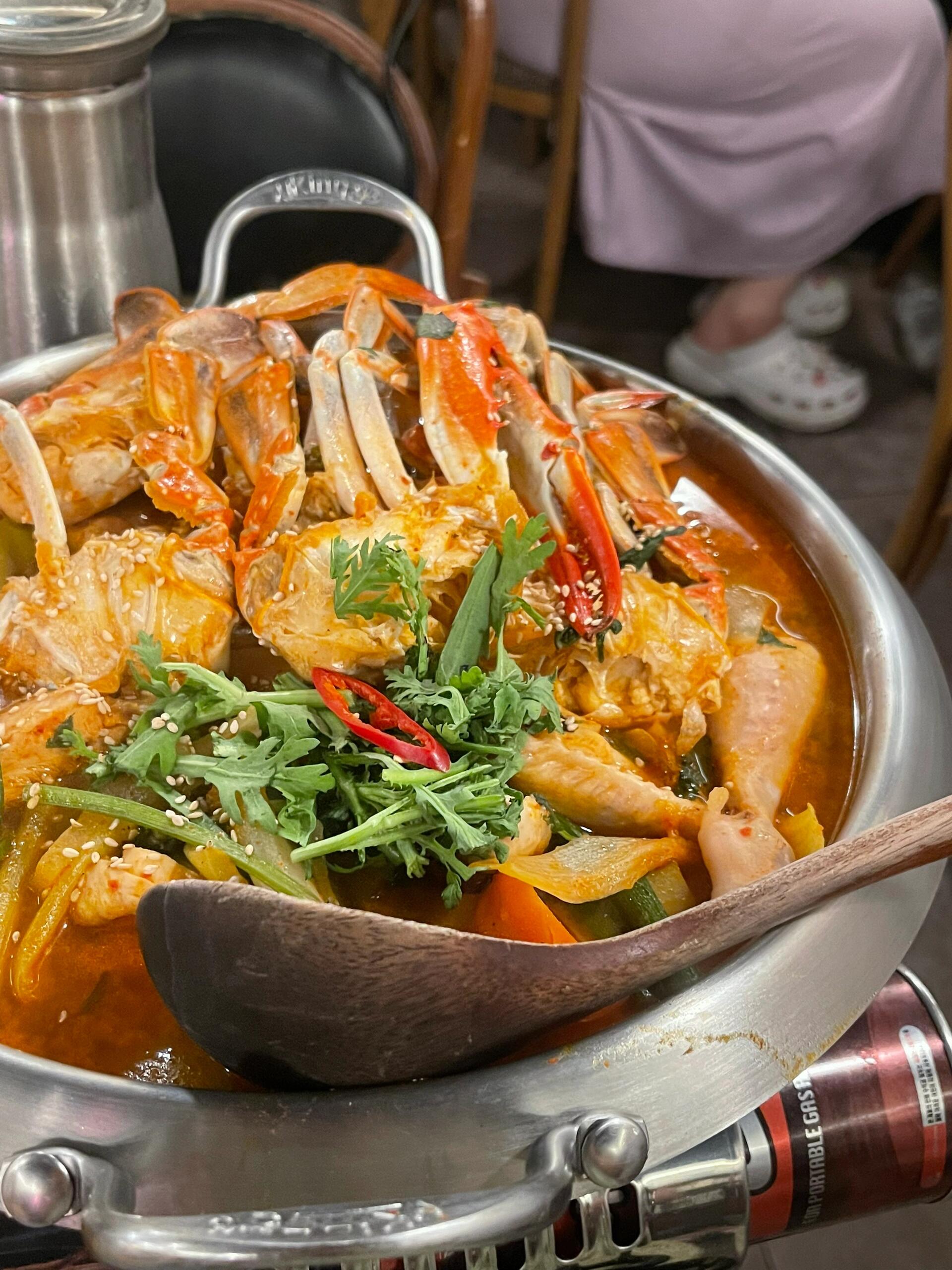 
                        ????????? 弘大必吃美食：辣蟹海鮮湯超贊體驗！在韓國的日子里，有一家店讓我難以忘懷，那就是弘大的辣蟹海鮮湯！?? 作為一個對海鮮興趣不大的人，這家店徹底征服了我的味蕾。第一次嘗試后，我就徹底淪陷了，它的美味簡直讓人驚嘆，每次想起都讓人垂涎三尺。??食材新鮮，分量十足，性價比超高的套餐，三個人吃絕對妥妥的。我和朋友們每次去都吃得滿足，但總是吃不完。??他們還會贈送米酒和超級美味的雙拼小炸物，每一道菜都是拍照的好素材，顏值和味道并存！?? 但提醒大家，這家店超級火爆，想要嘗試的話一定要記得提前預約哦！??如果你也在首爾，想要體驗這家弘大的美食，可以在naver搜索“????1987”找到它。??地址也很好找，就在：?? ??? ??? 212-5 1?。不要錯過這個讓人難以忘懷的美食體驗，快來嘗嘗看吧！?? #韓國生活 #弘大美食 #辣蟹海鮮湯 #首爾美食探店 #美食日常