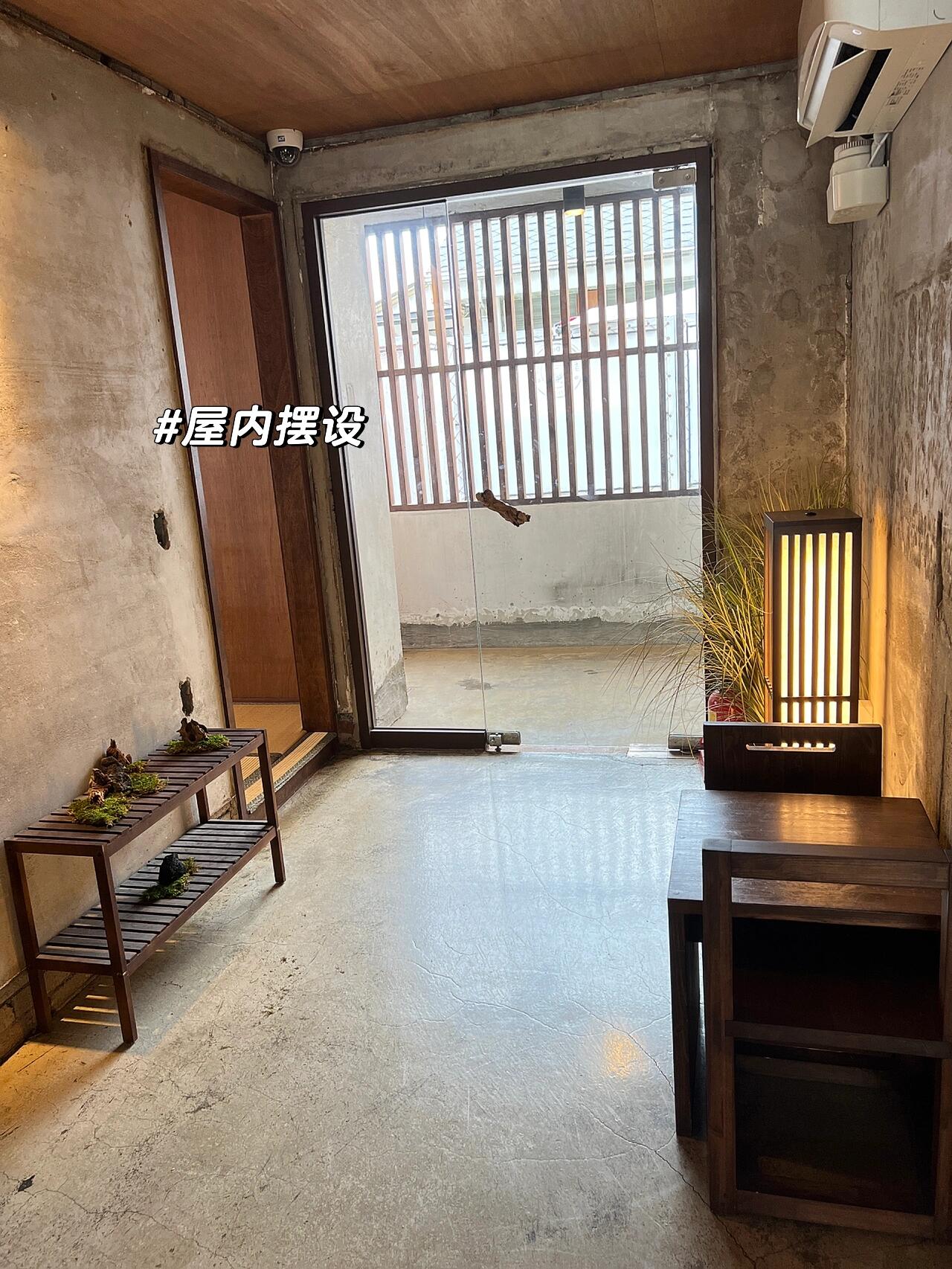
                        韓國咖啡店｜林蔭路網紅咖啡店打卡今天終于打卡林蔭路網紅咖啡店——清水堂了。不去絕對后悔哦～門口就種滿了竹子和燈籠??，走進去就像穿越到了江南小巷，超有感覺的！美美的小姐姐們，門口的竹林背景絕對是拍照的最佳選擇?。店內裝潢簡直就是治愈系的美，簡約的山水風格，讓人心情都放松了（就是那種簡單卻不失格調的感覺）。想知道具體是什么樣子嗎？看圖就能感受到啦！店里還有靠窗的位置，可以一邊喝咖啡一邊欣賞門口的竹林，還有私密的小包間，看個人喜好啦，不過窗邊的位置可是很搶手的哦！拍照??的話，店內每個角落都超級上鏡。飲品和甜點方面，他們家可是有獨家特色，別家找不到的哦！比如特別的水沖雞蛋咖啡（????????)、清新的李子氣泡??汁（????）、獨特的石頭??手沖咖啡（??????）。連常見的草莓??蛋糕在這里都變得不同凡響，不僅好看，味道也是超級贊的，一定要試試看！喜歡有氛圍感咖啡店??的你，千萬不要錯過這家哦！店名：??????，就在新沙站8號口附近。推薦給所有愛打卡咖啡店的朋友們，一起來體驗這份獨特的韓式風情吧！#韓國咖啡店 #韓國氛圍感咖啡店 #韓國網紅咖啡廳 #咖啡店 #林蔭路咖啡店 #新沙洞林蔭路 #林蔭路#首爾林蔭路 #網紅咖啡店 ????????