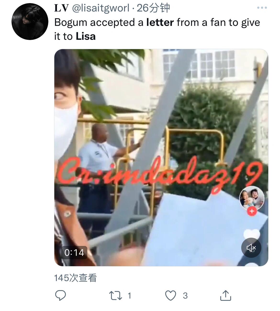 
                        偶遇樸寶劍，誤將信件交給他??那天，我在機場，心里只想著要把信交給Lisa。突然，Lisa上了車，這時，一個帥氣的身影出現了。??我完全沒意識到他是樸寶劍！我腦子里一片空白，還以為他是個超級帥的助理。???♀?于是，我就把信遞給了他，口中還不自覺地說了句“to Lisa”。他好認真地看著我，問了一句“to her？”然后，他低頭看了看信封正面，點了點頭。??#韓國明星 #梨泰院Class #請回答1988 #機場時尚 #巴黎世家